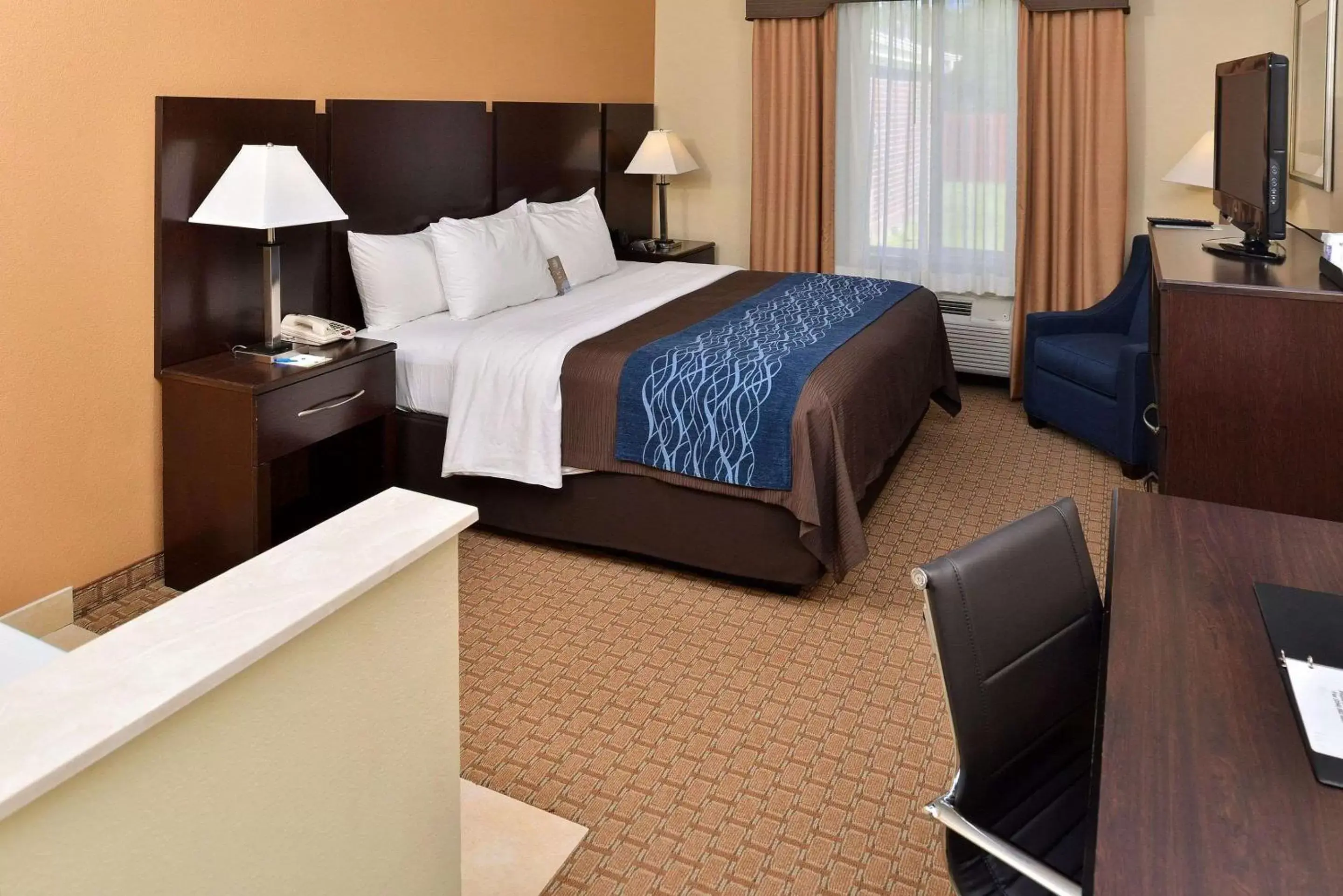Photo of the whole room, Bed in Comfort Inn & Suites Mexia