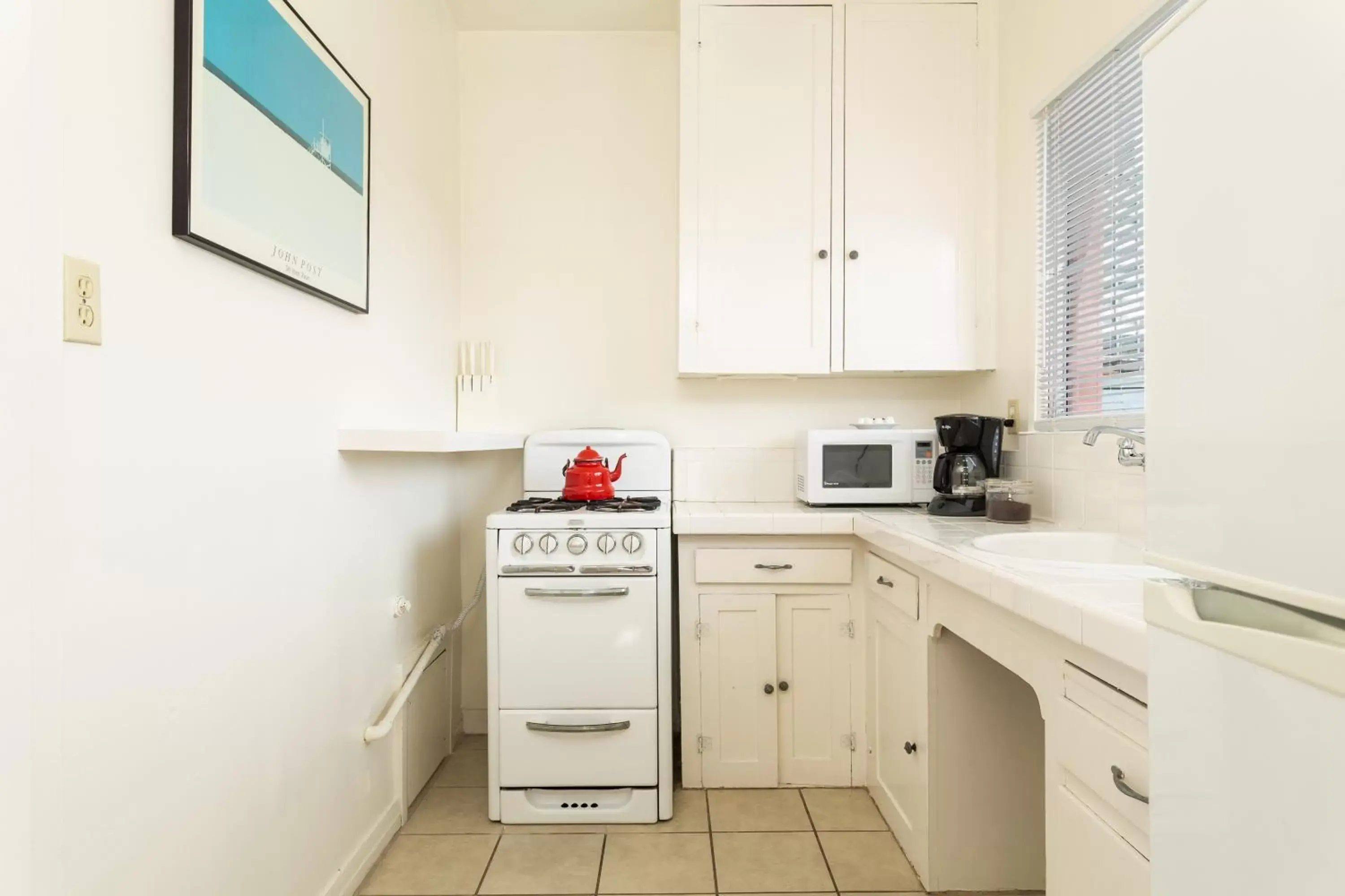 Kitchen/Kitchenette in The Sea View Inn At The Beach