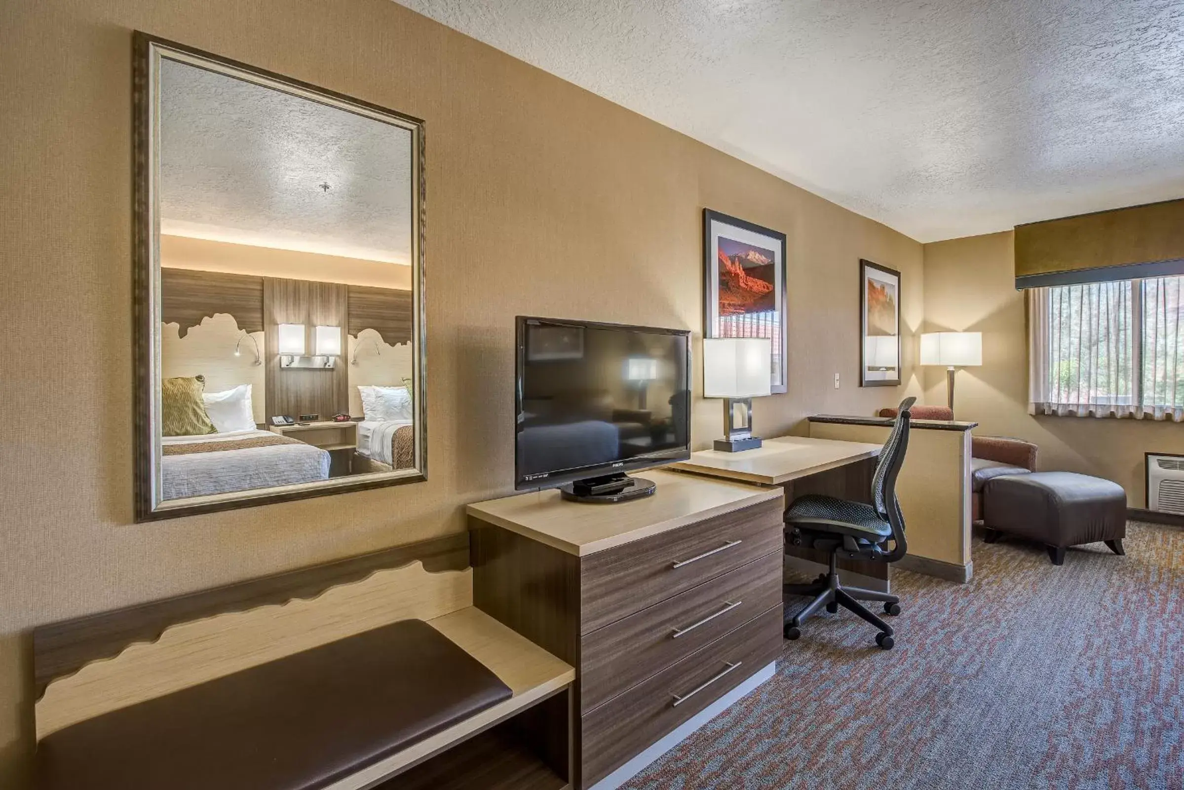 Seating area, TV/Entertainment Center in Best Western Plus Canyonlands Inn