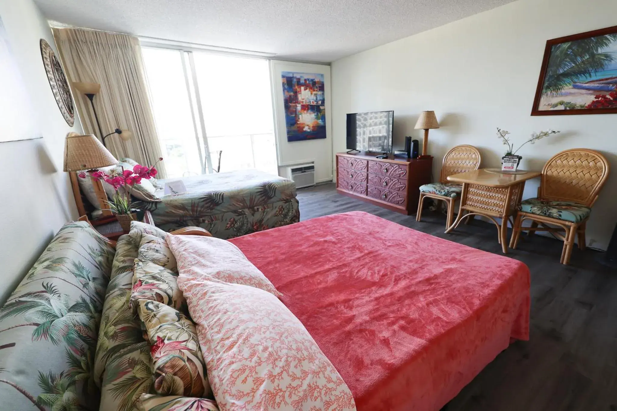 Tropical Studios at Marine Surf Waikiki - FREE PARKING - BEST LOCATION - FULL KITCHEN - SWIMMING POOL