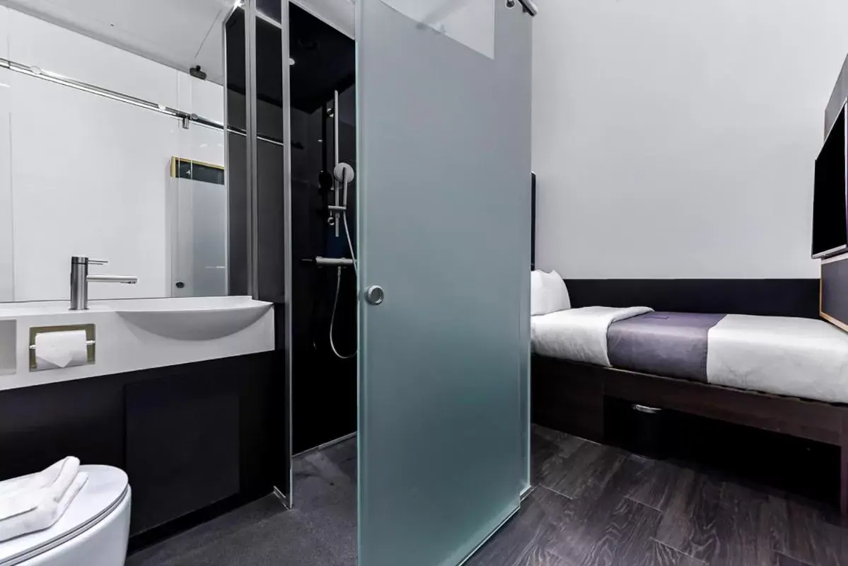 Bedroom, Bathroom in The Z Hotel Holborn
