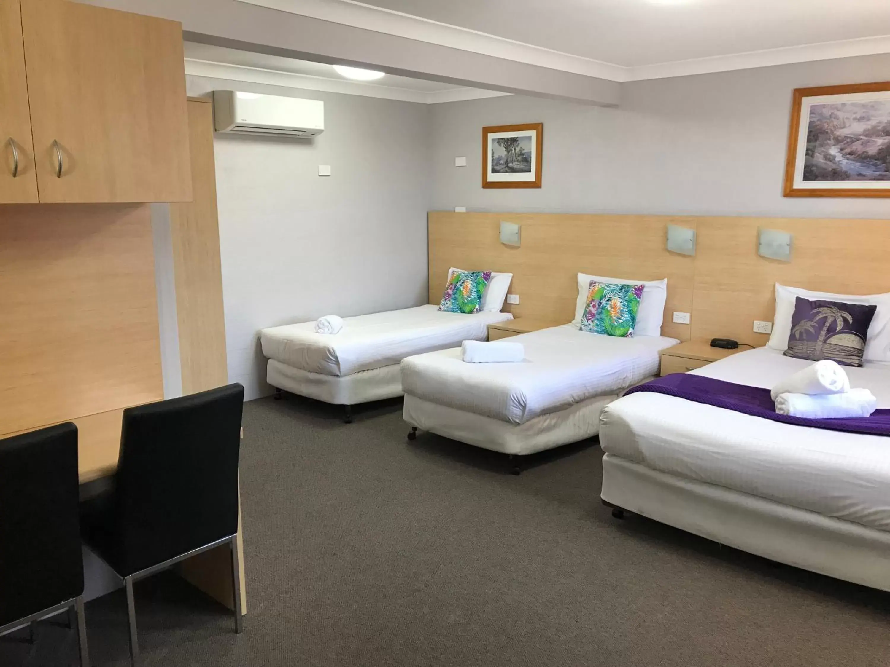 Bedroom, Bed in Hideaway Motor Inn