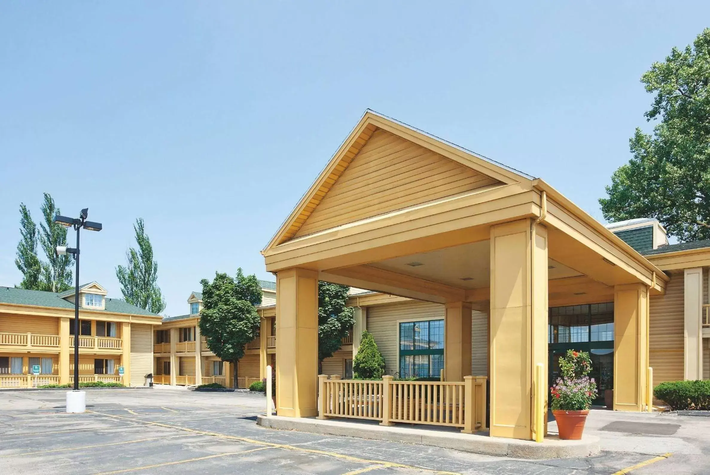 Property building in La Quinta Inn by Wyndham Oshkosh Property building in La Quinta Inn by Wyndham Oshkosh