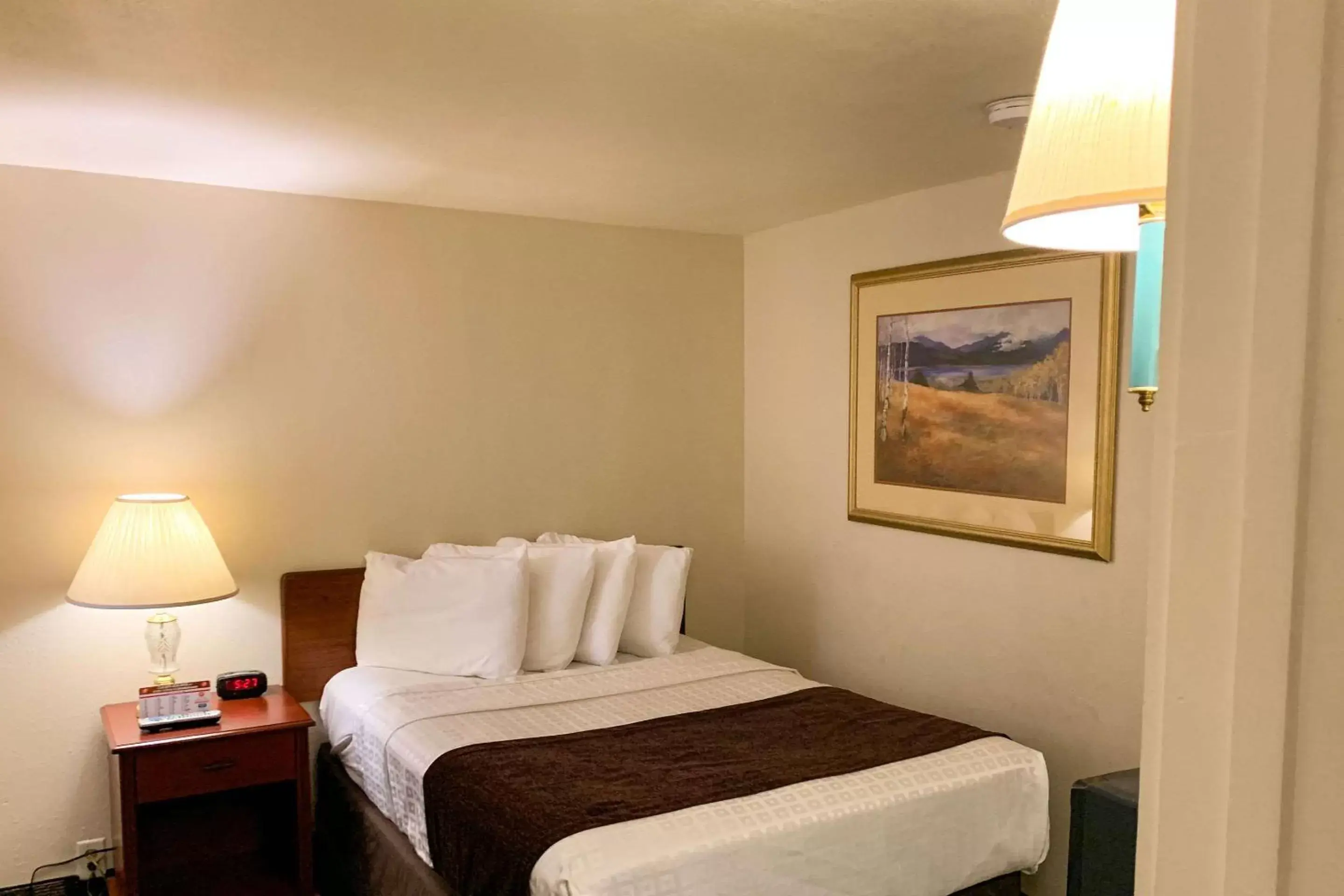 Photo of the whole room, Bed in Rodeway Inn & Suites Sheridan