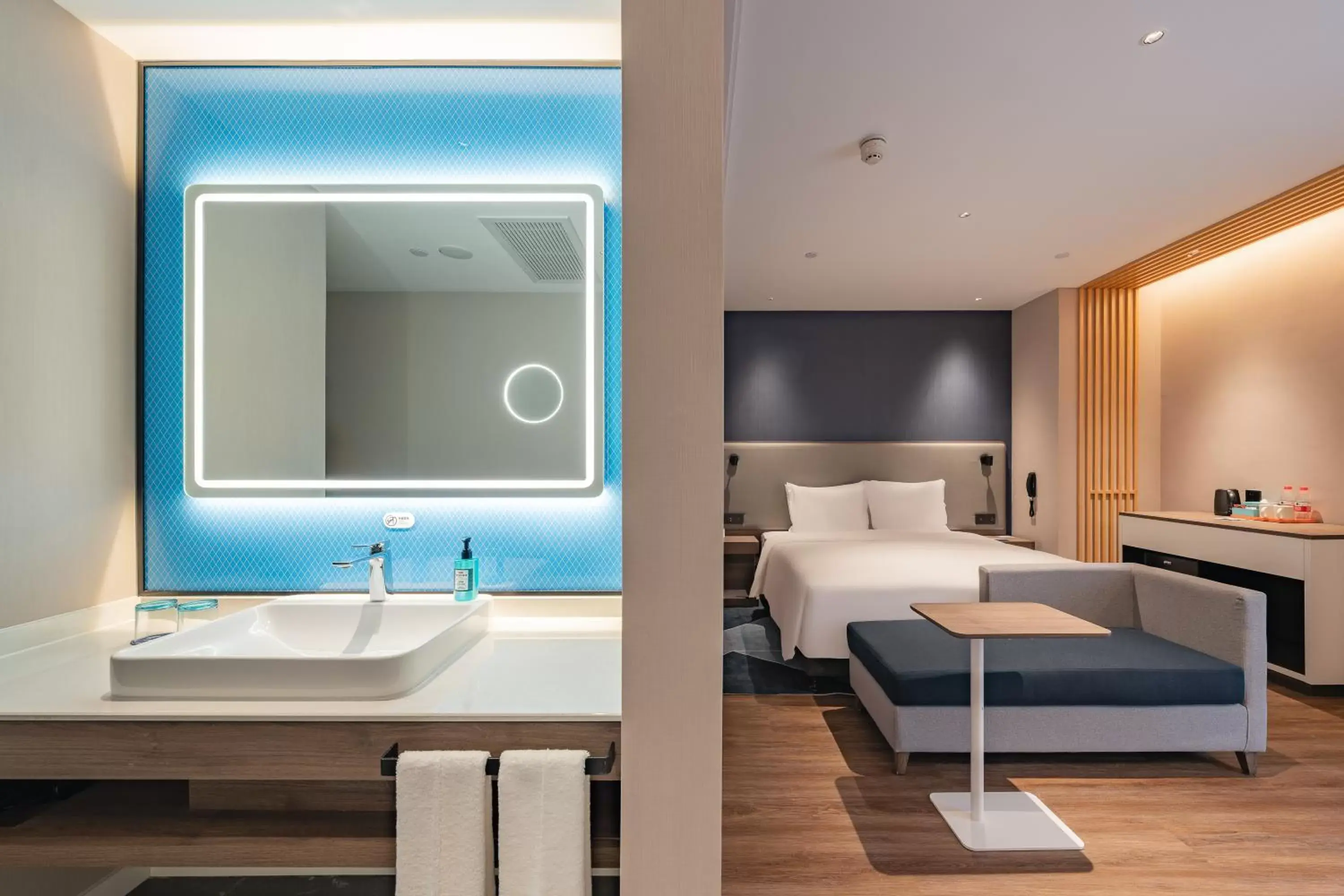 Photo of the whole room, Bathroom in Holiday Inn Express Shanghai Expo Centre, an IHG Hotel
