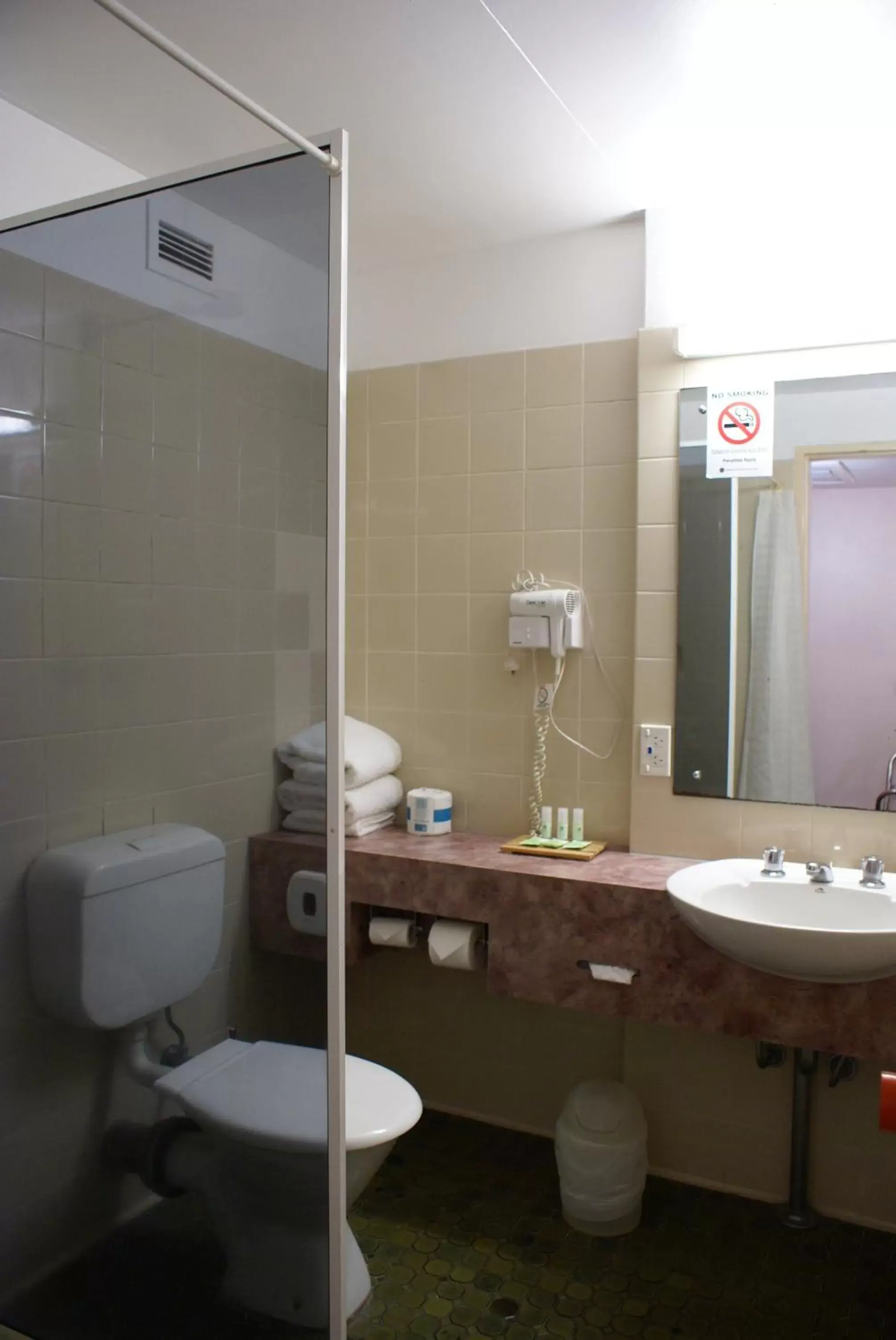 Bathroom in Darwin Poinciana Inn