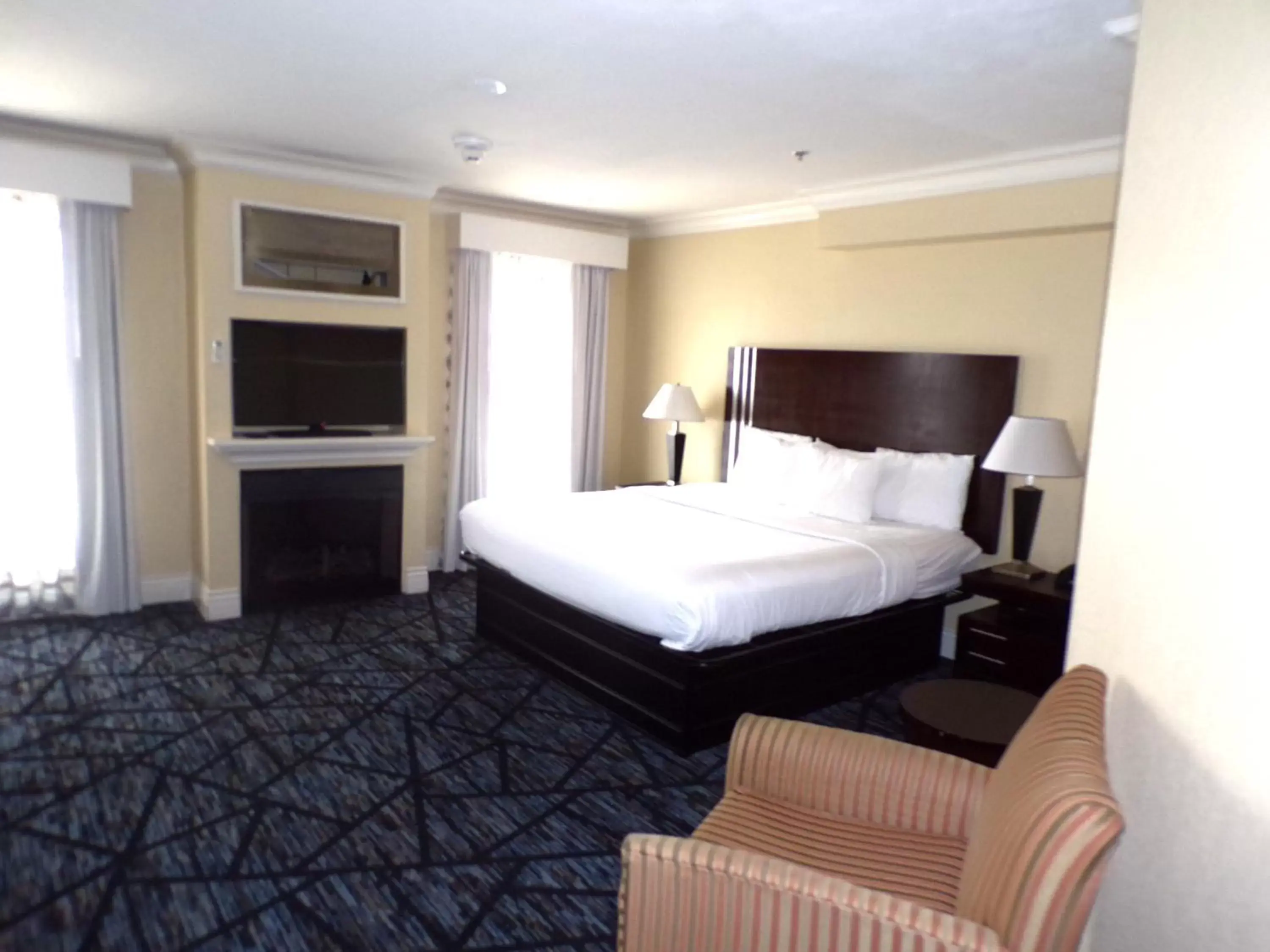 Standard King Room in Niagara Crossing Hotel and Spa