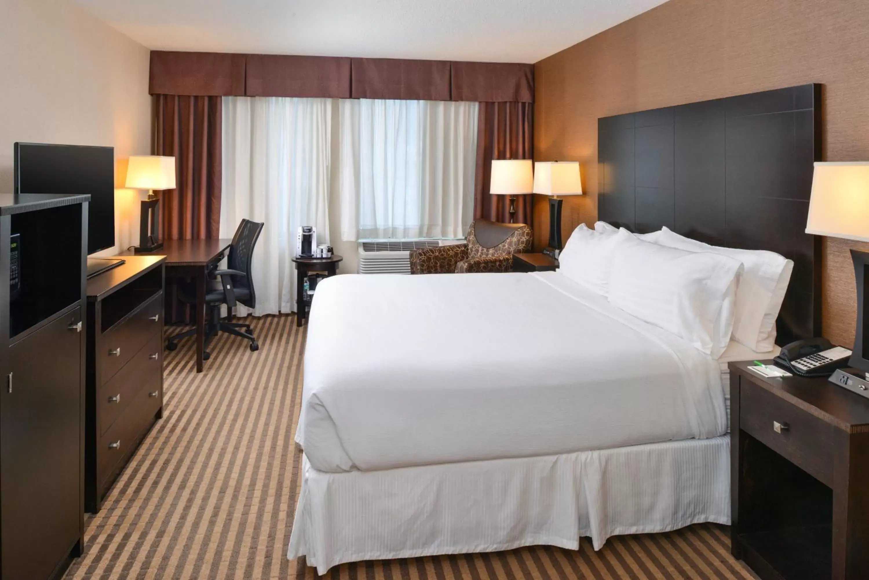 Photo of the whole room, Bed in Holiday Inn Charlotte Center City, an IHG Hotel