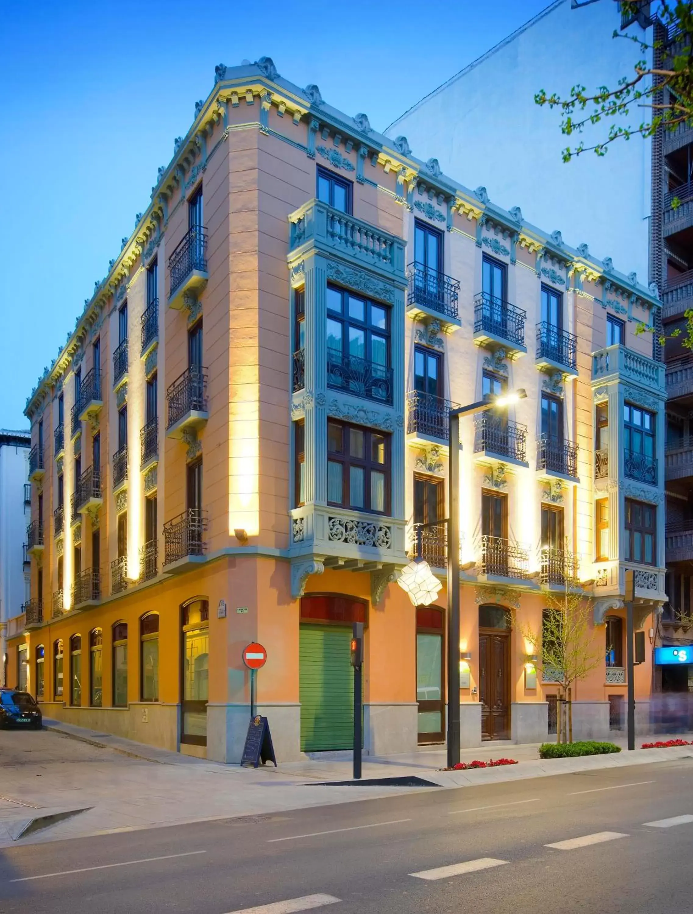 Facade/entrance, Property Building in Suites Gran Vía 44