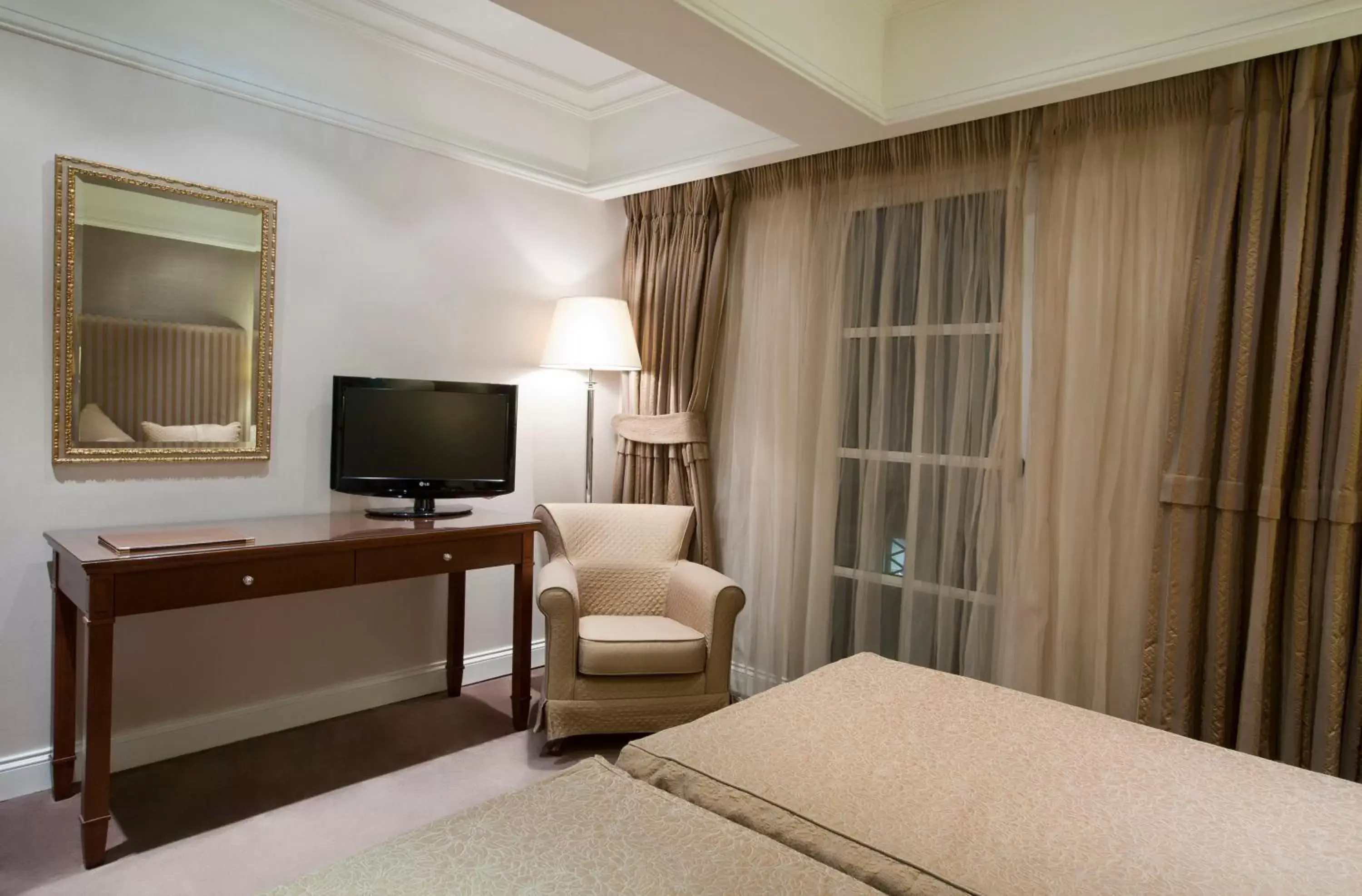 Bed, TV/Entertainment Center in Hera Hotel