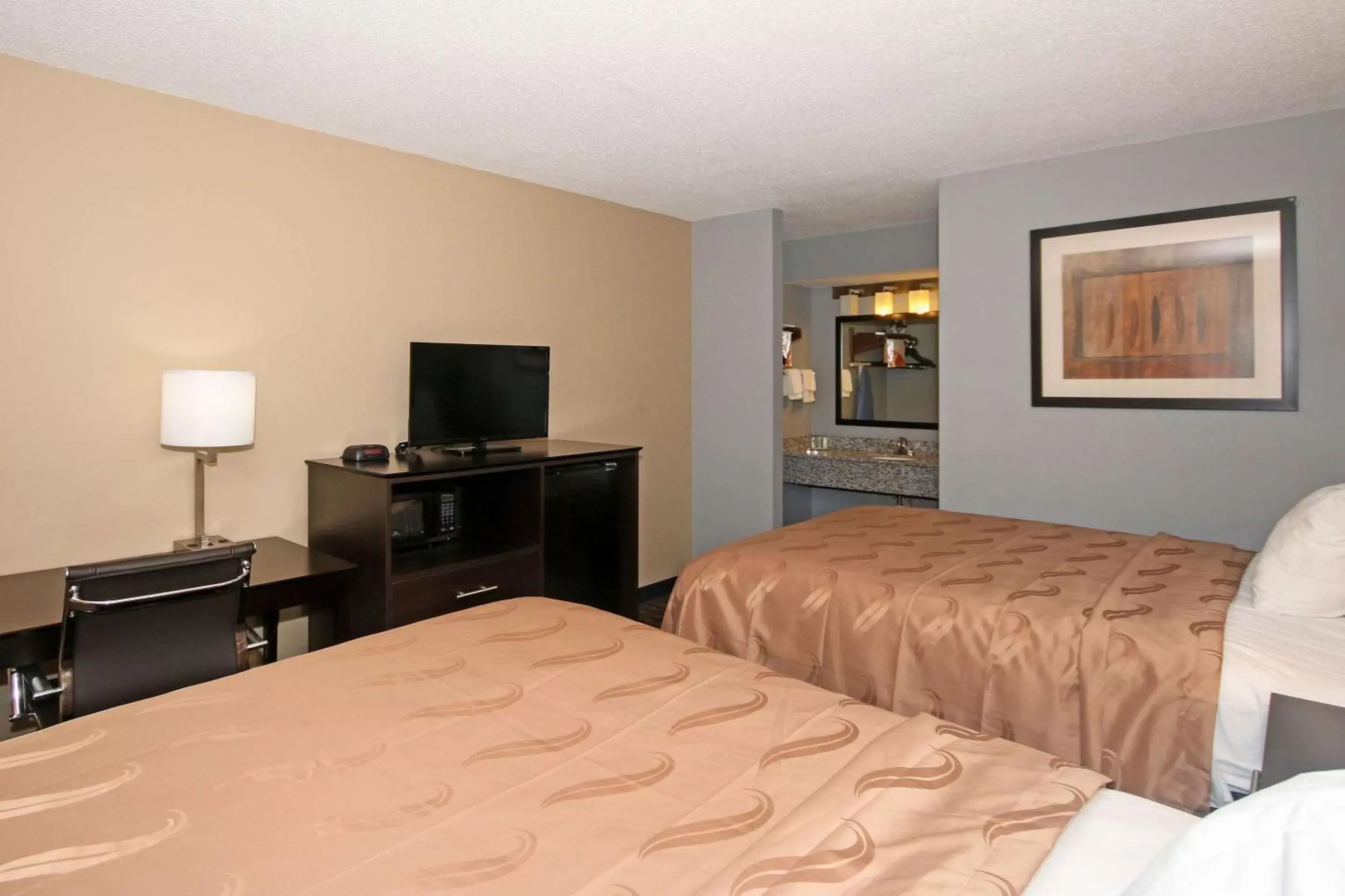 Photo of the whole room, Bed in Quality Inn Clinton - Laurens I-26