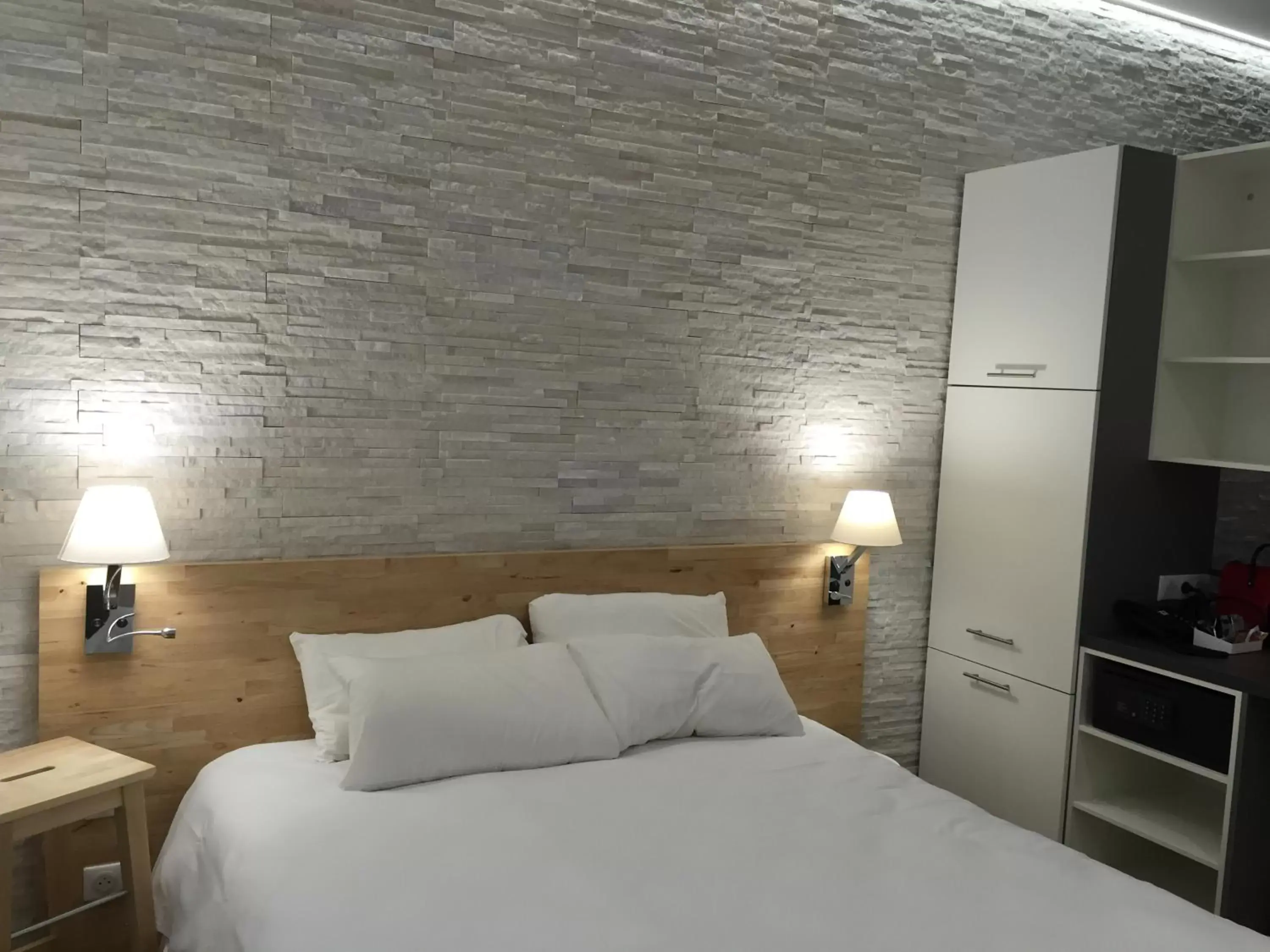 Photo of the whole room, Bed in Privilège Hôtel & Apparts Eurociel Centre Comédie