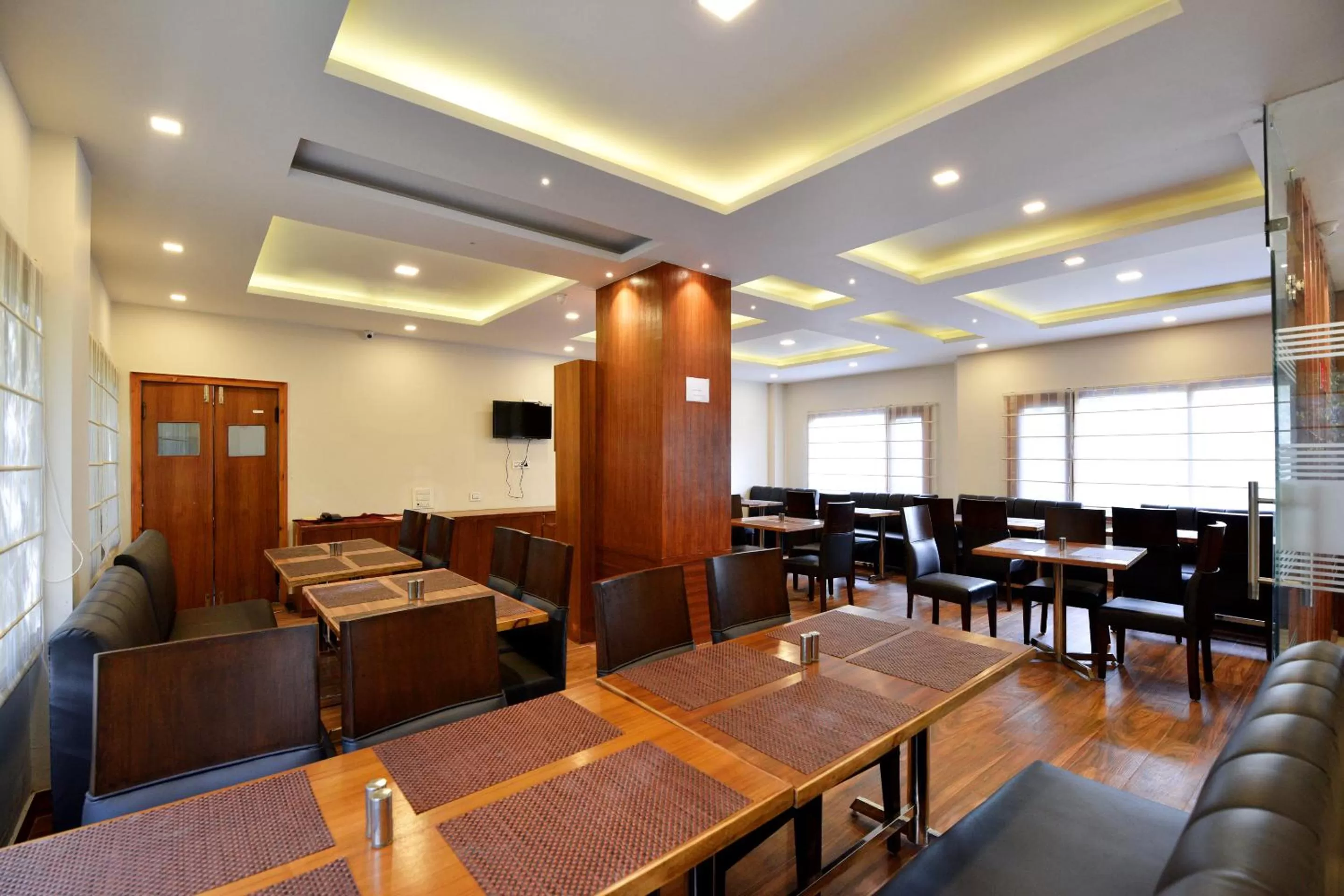 Breakfast, Restaurant/Places to Eat in Hotel Ambika Resort Manali