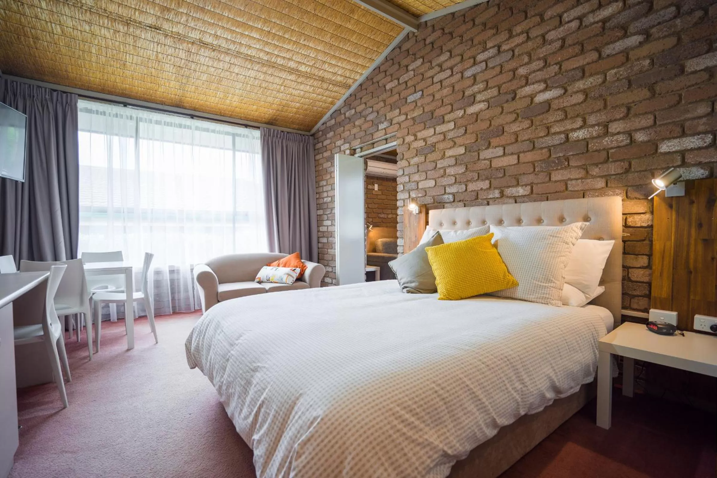 Bedroom, Bed in Farnham Court Motel and Restaurant