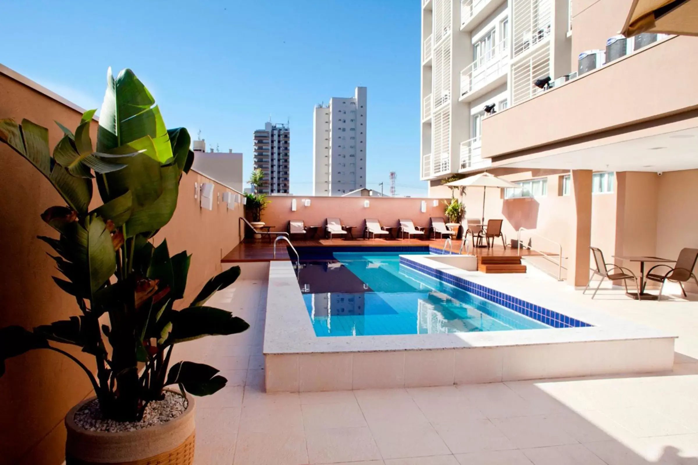 Swimming Pool in Comfort Hotel Sertãozinho