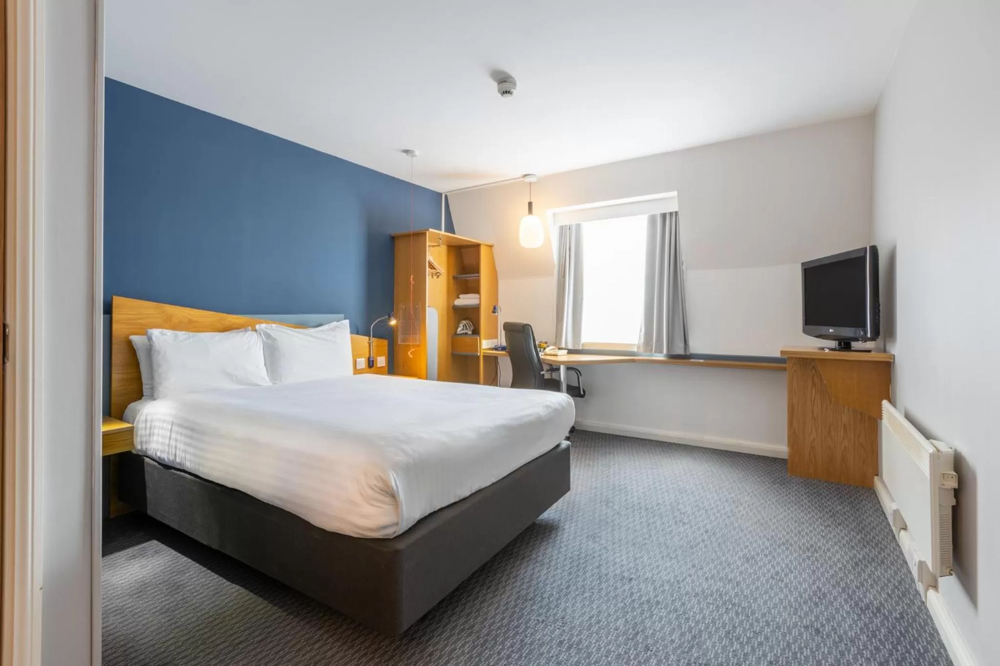 Bed in Holiday Inn Express Aberdeen City Centre by IHG