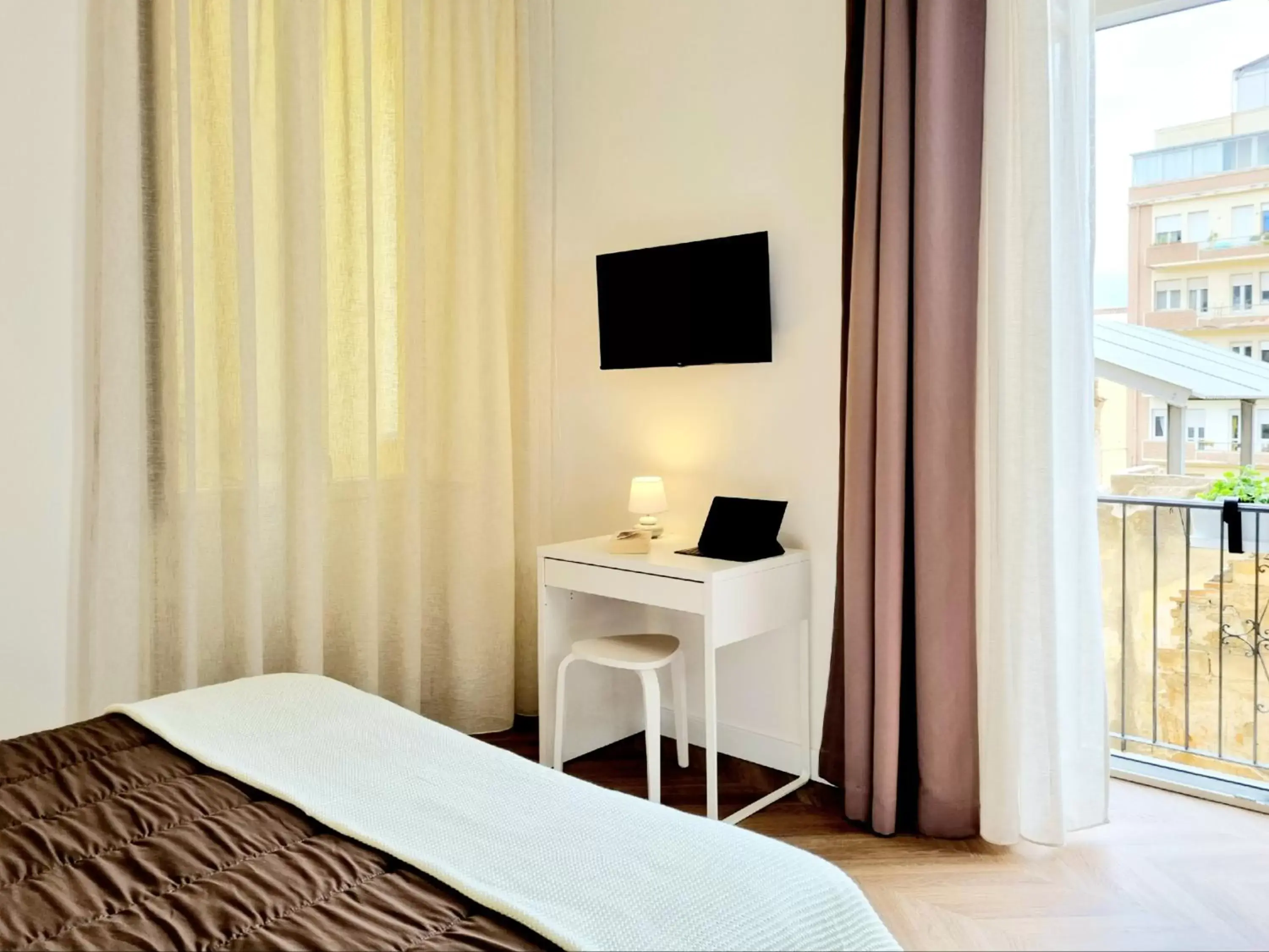 View (from property/room), TV/Entertainment Center in Glamour Suite Cagliari