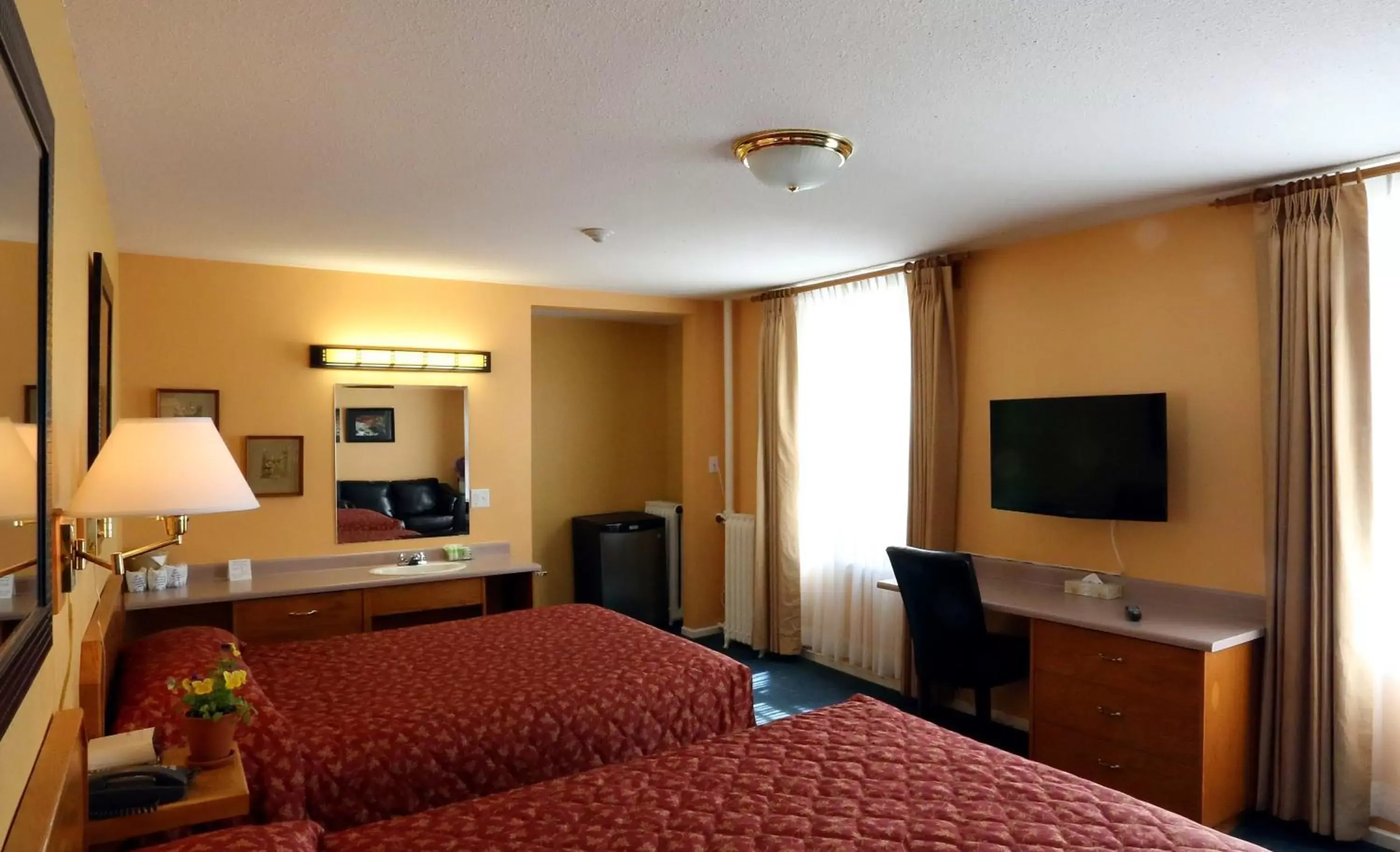 Bedroom, Bed in James Bay Inn Hotel, Suites & Cottage