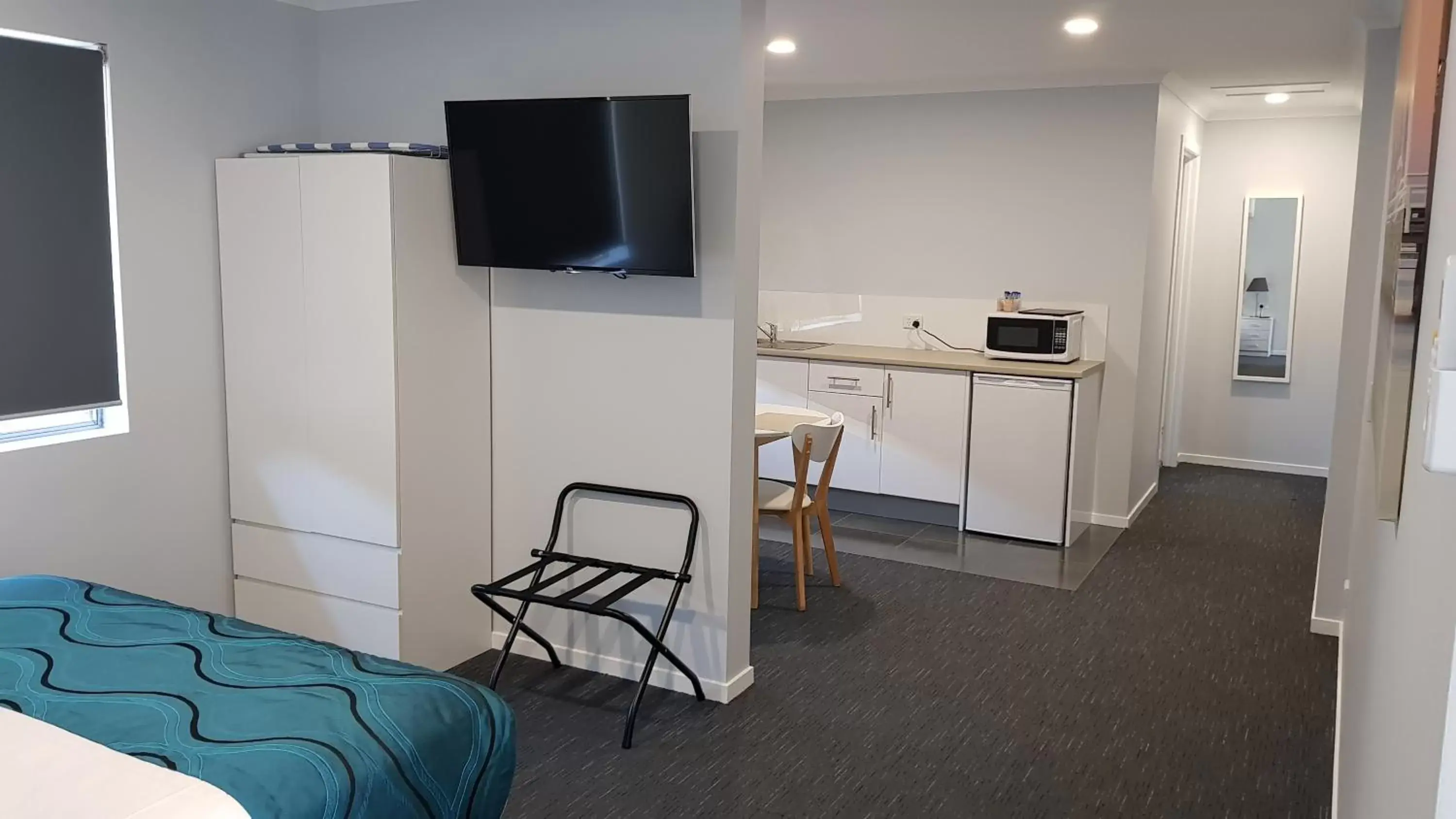 Photo of the whole room, TV/Entertainment Center in Wynnum Anchor Motel