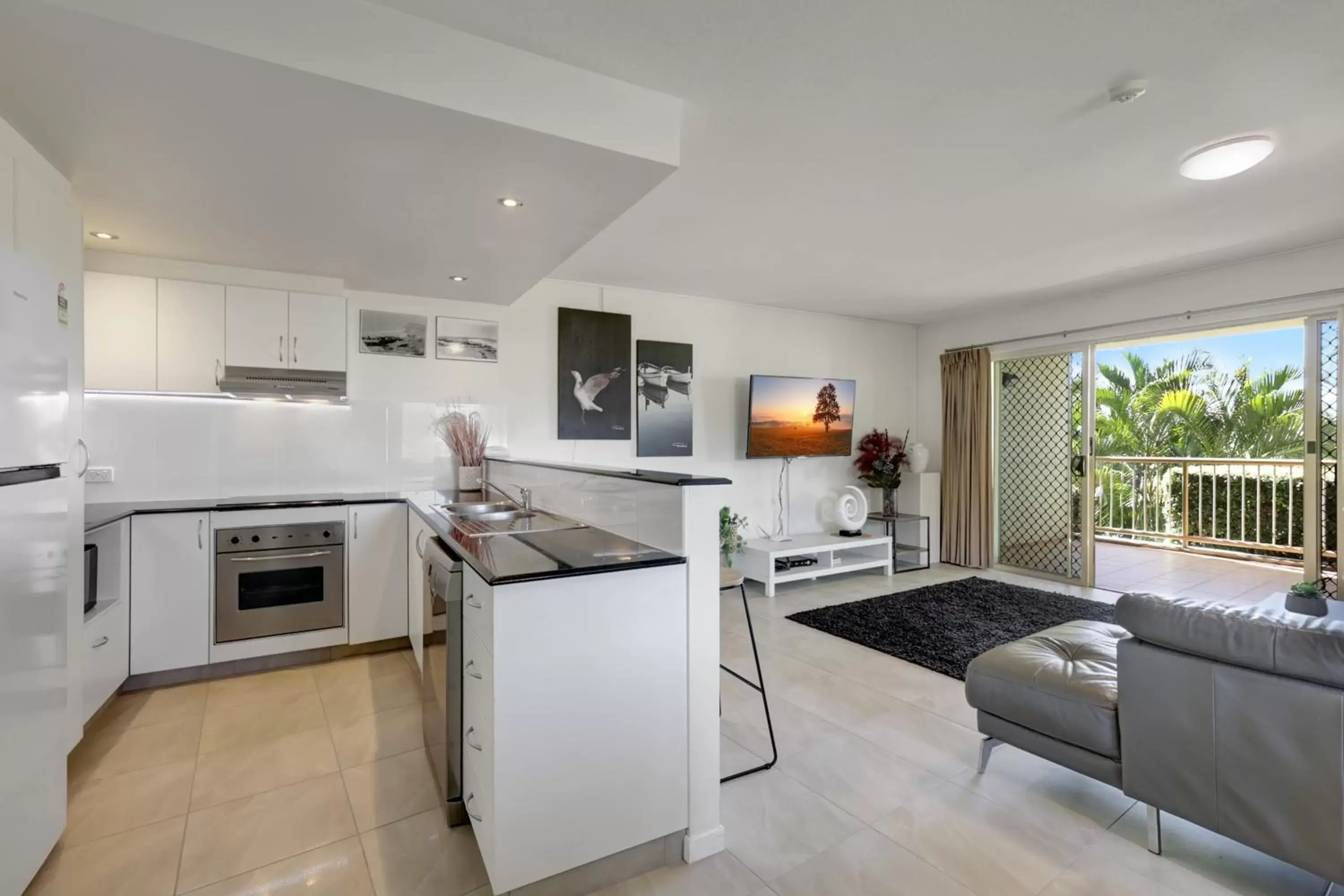 Kitchen/Kitchenette in Lennox Beach Resort