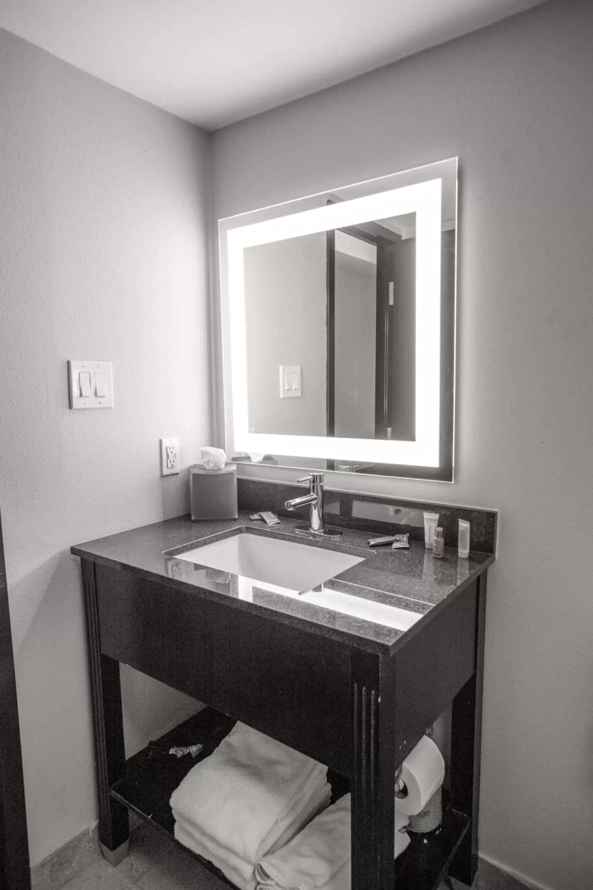 Bathroom in La Quinta by Wyndham Dallas I-35 Walnut Hill Ln