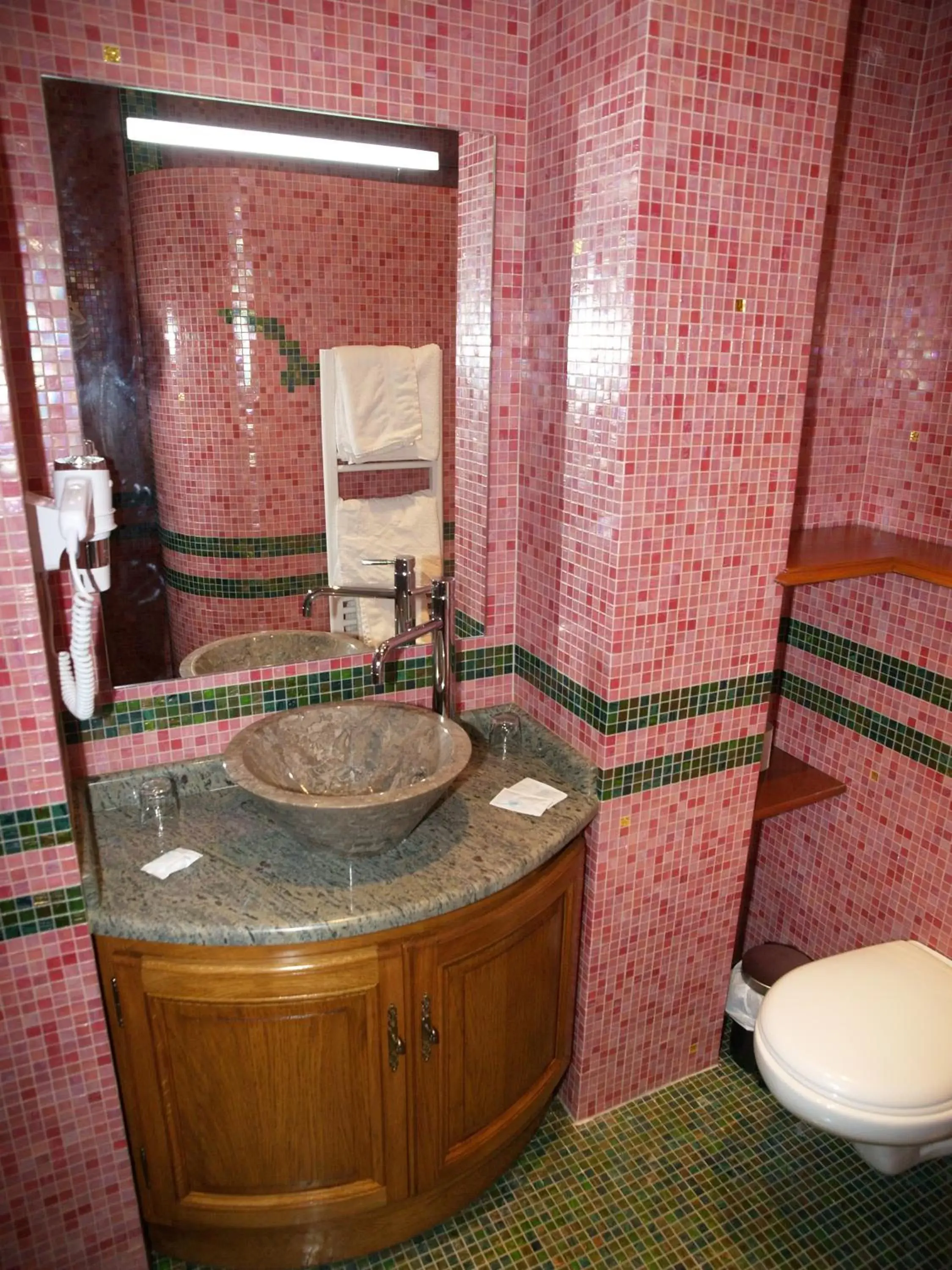 Bathroom in Hôtel De Calais