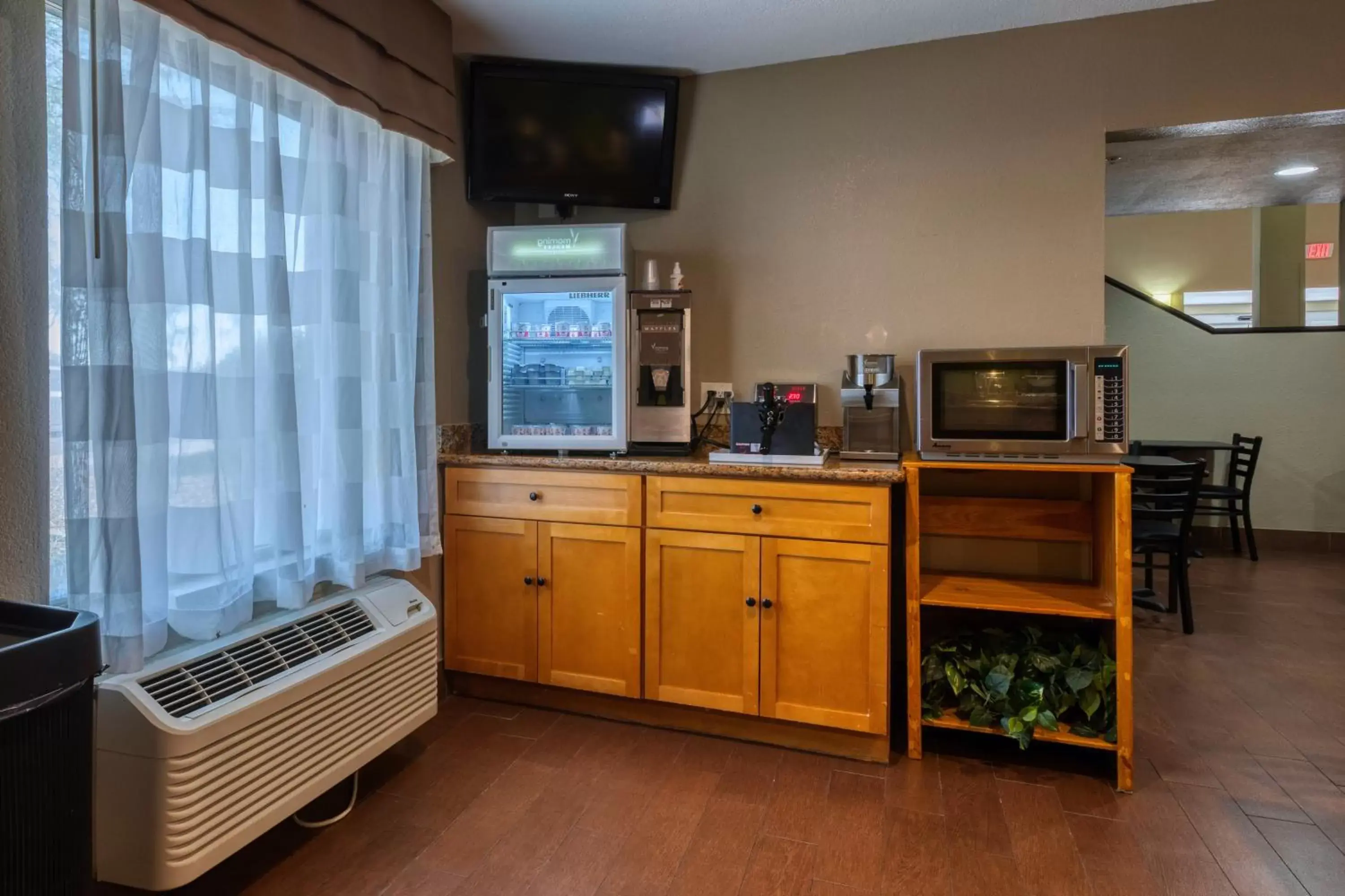 Breakfast, TV/Entertainment Center in Surestay Plus Hotel by Best Western Superstition Springs