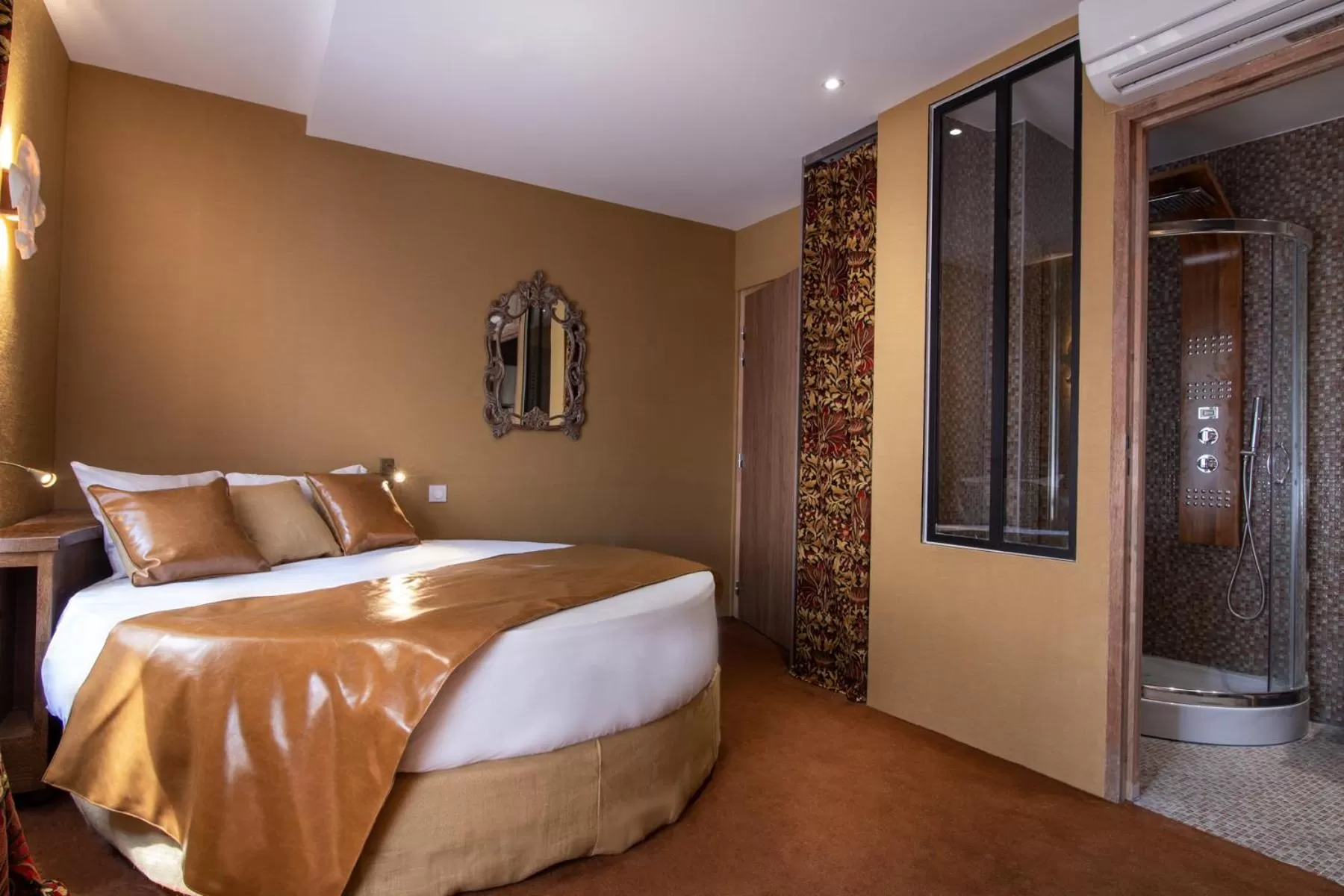 Photo of the whole room, Bed in Le Temple De Jeanne