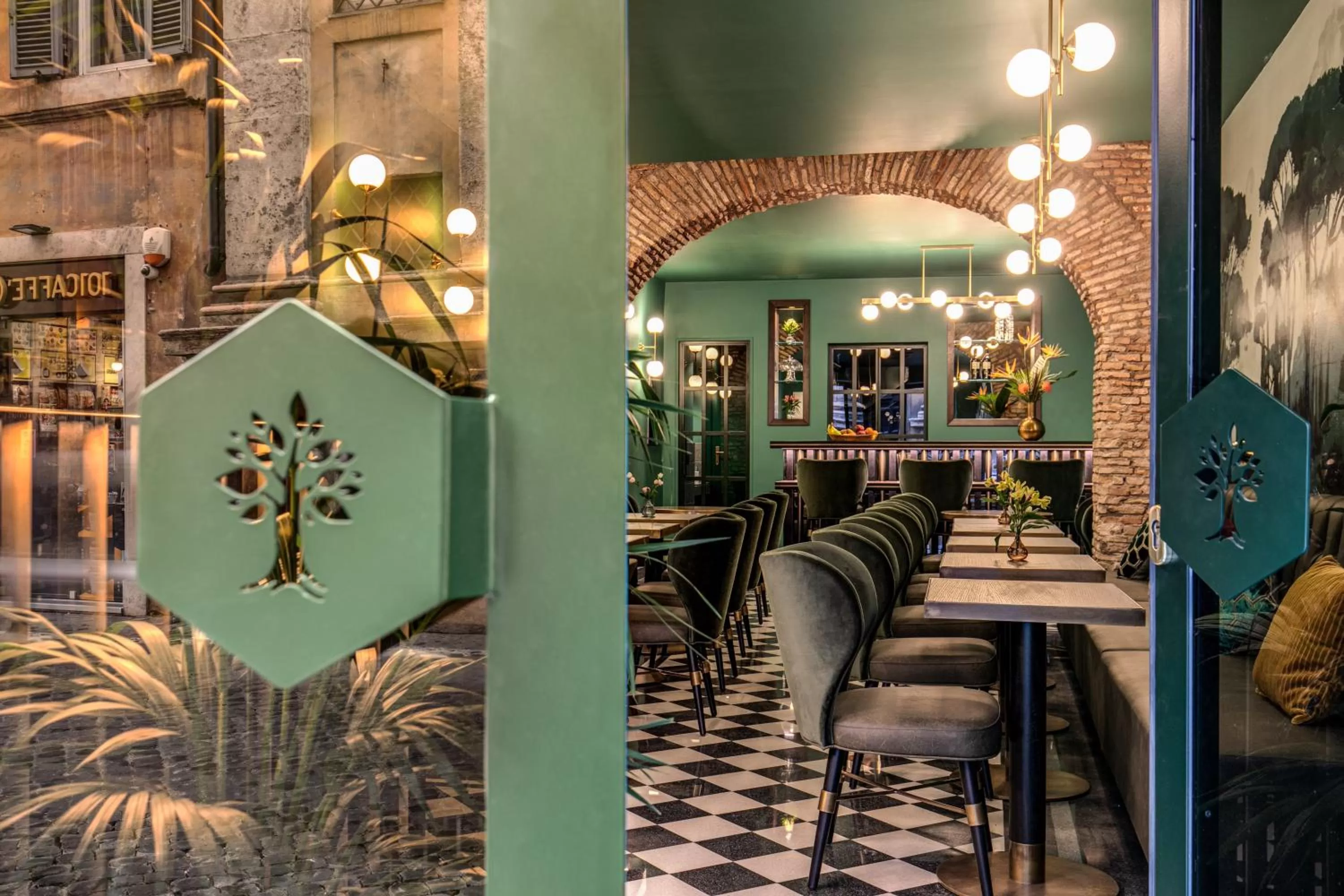 Restaurant/places to eat in Tree Charme Parliament Boutique Hotel