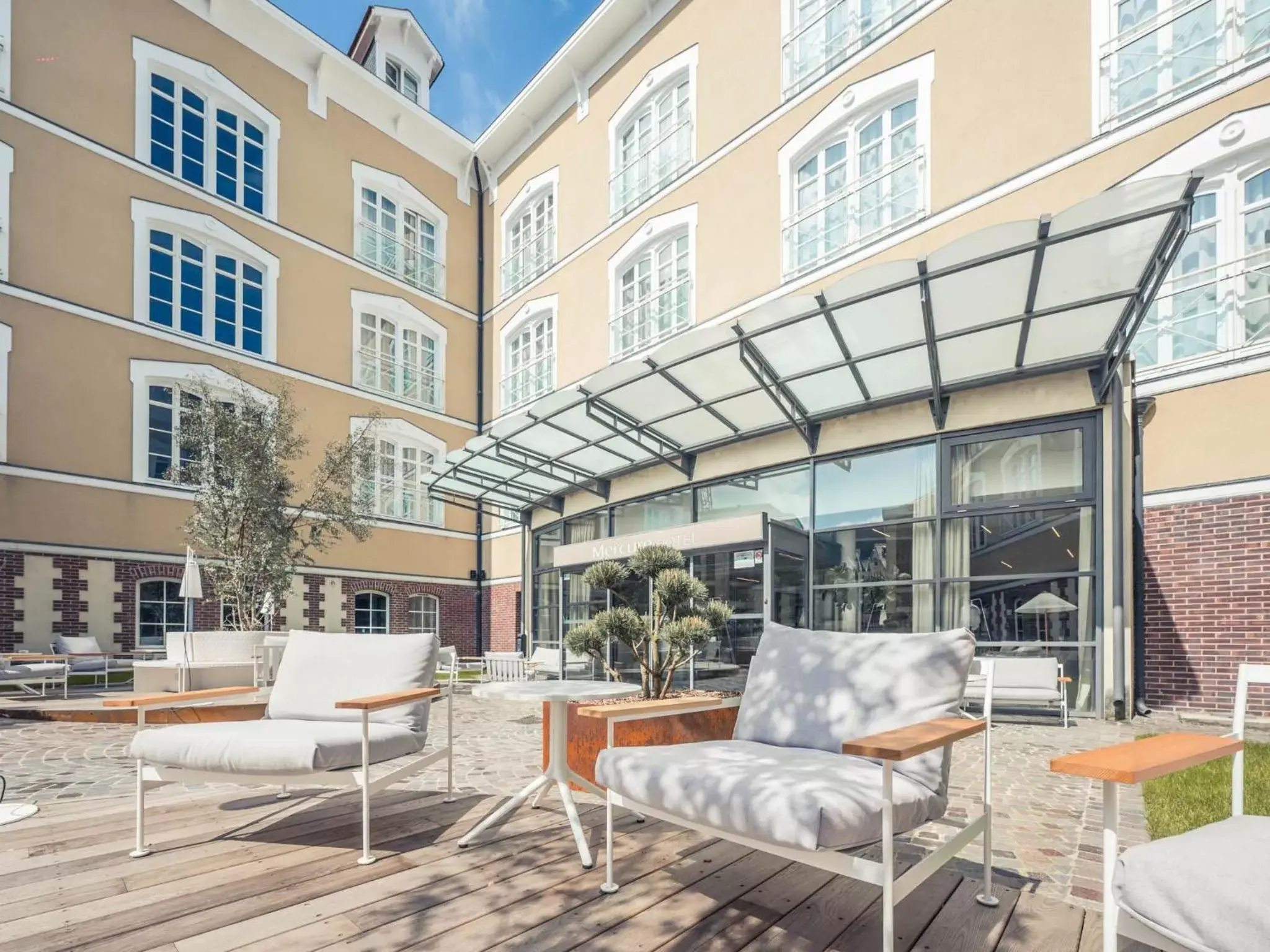 Patio in Mercure Troyes Centre