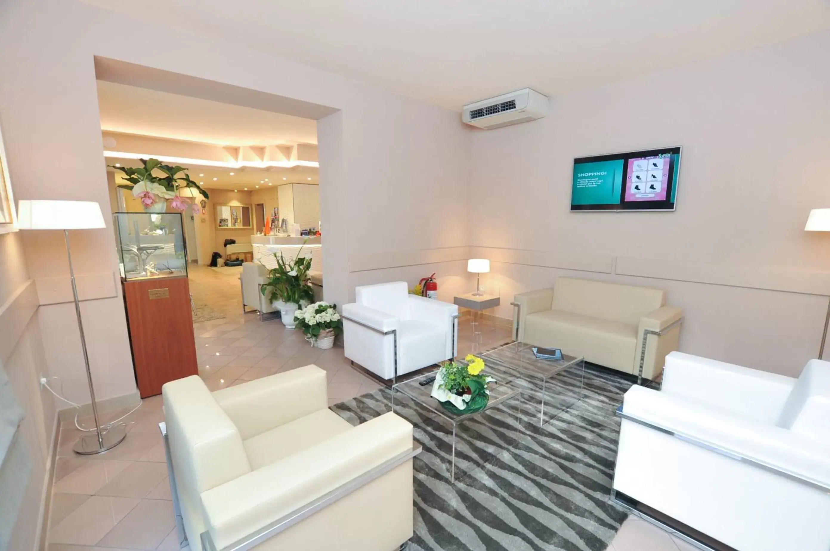 Communal lounge/ TV room, Seating Area in Hotel Dori