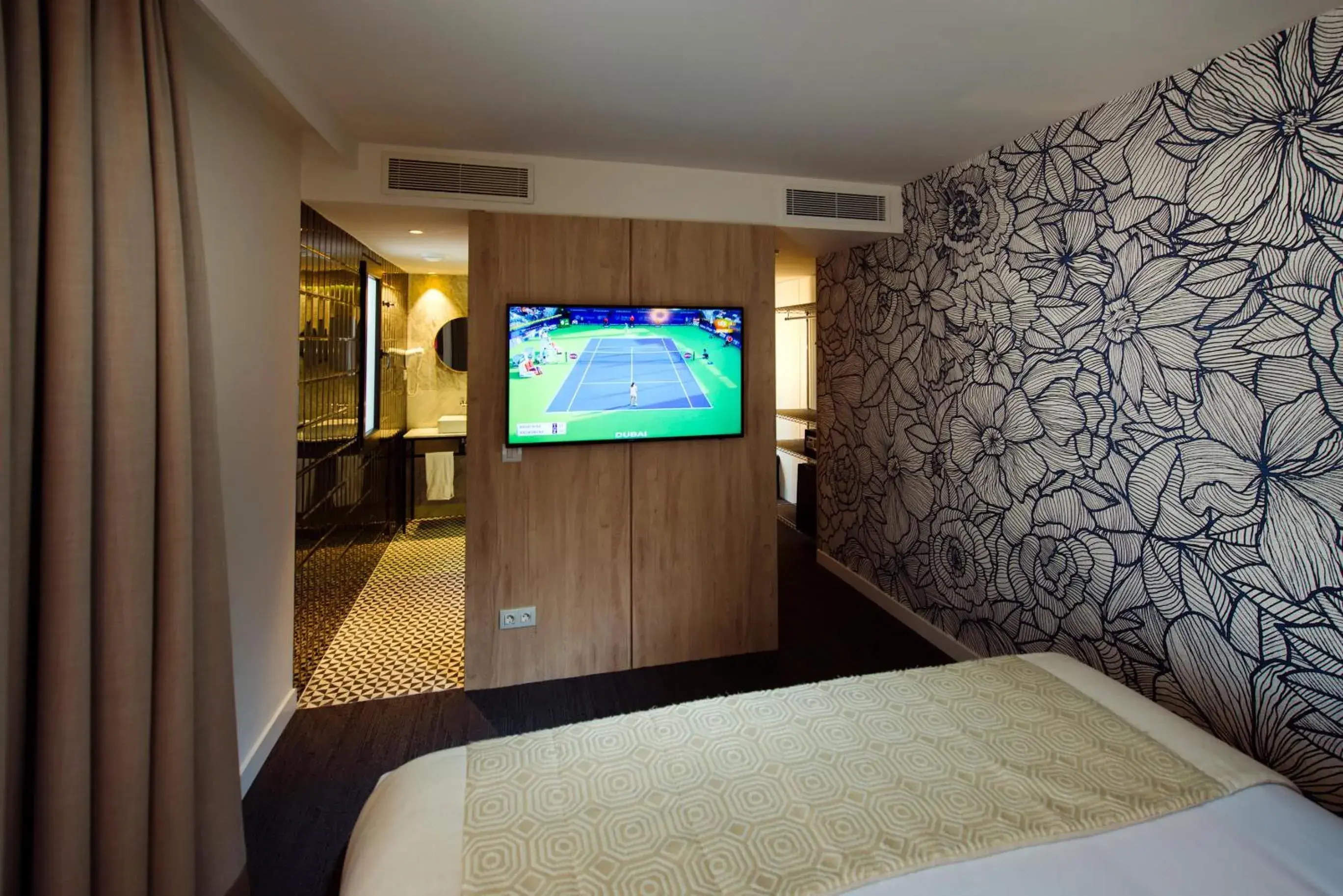 Bed, TV/Entertainment Center in Hotel Mirador de Chamartín
