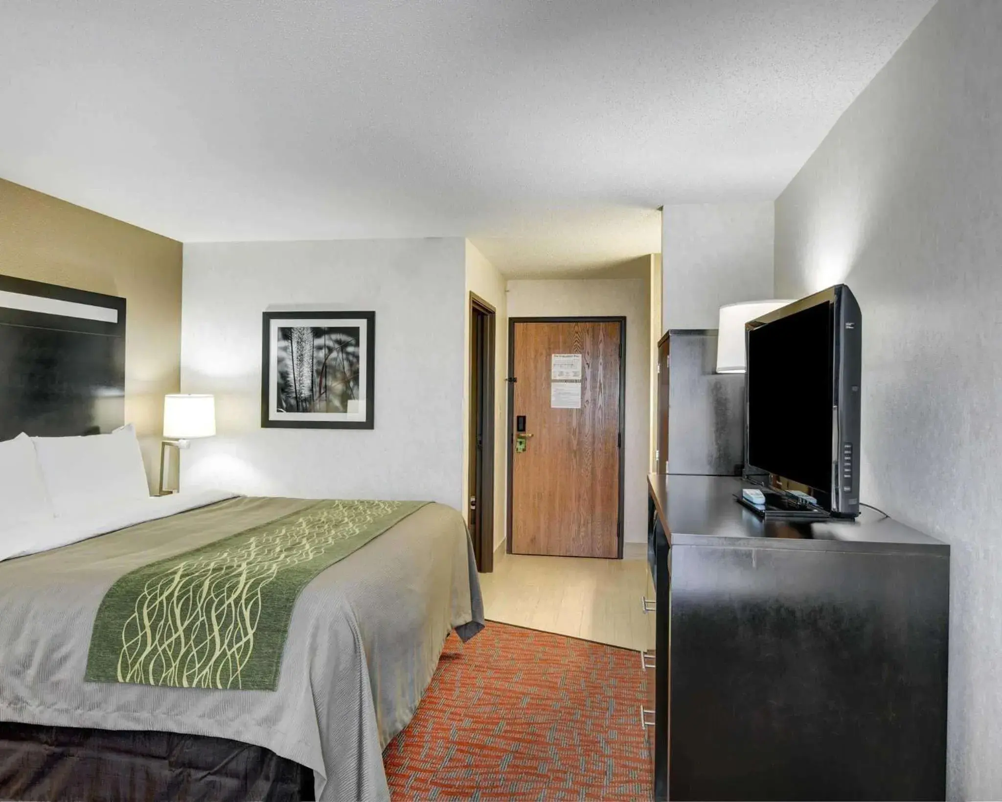 Photo of the whole room, Bed in Comfort Inn Painesville