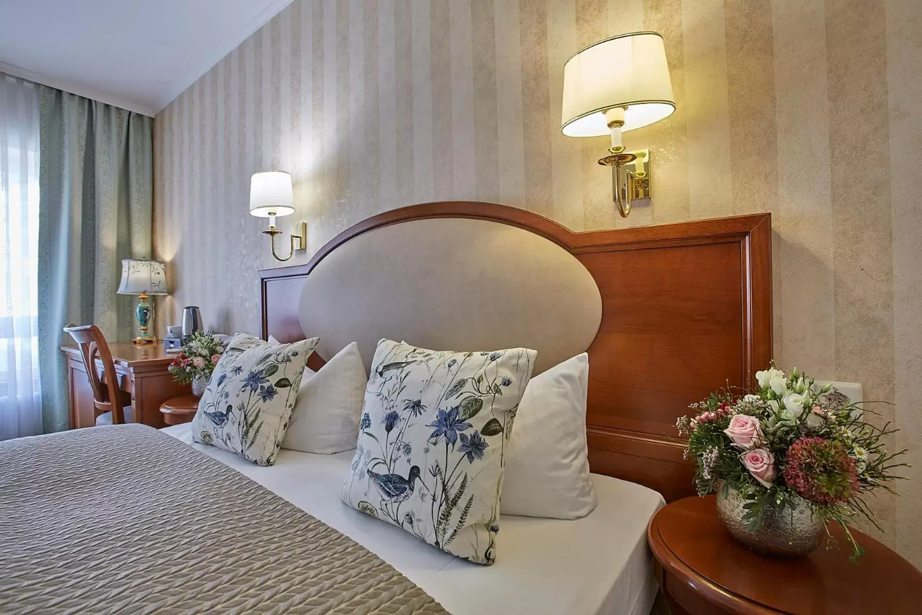 Bed, Seating Area in Hotel Beek