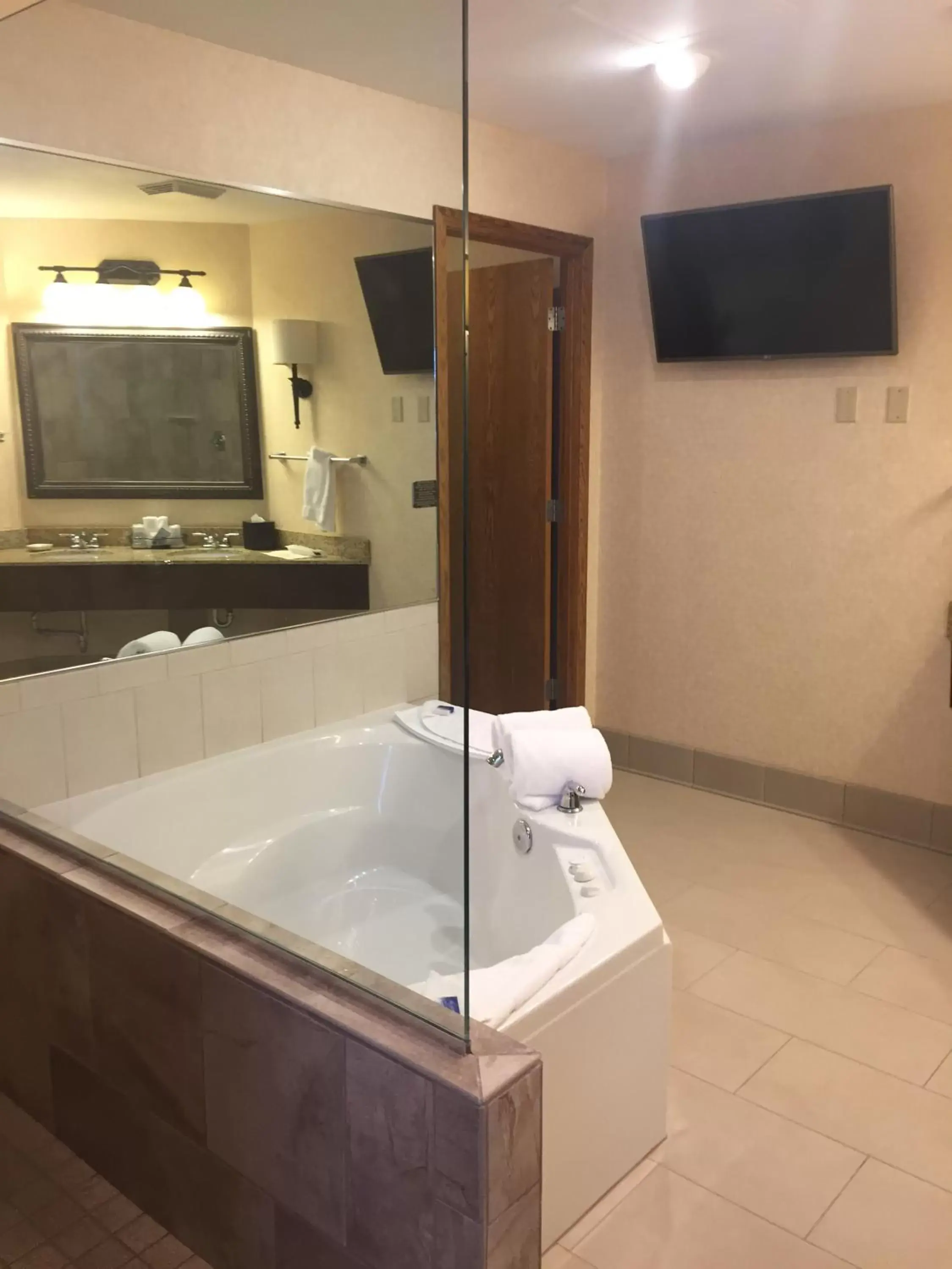 Hot Tub, Bathroom in Best Western Plus Dubuque Hotel and Conference Center