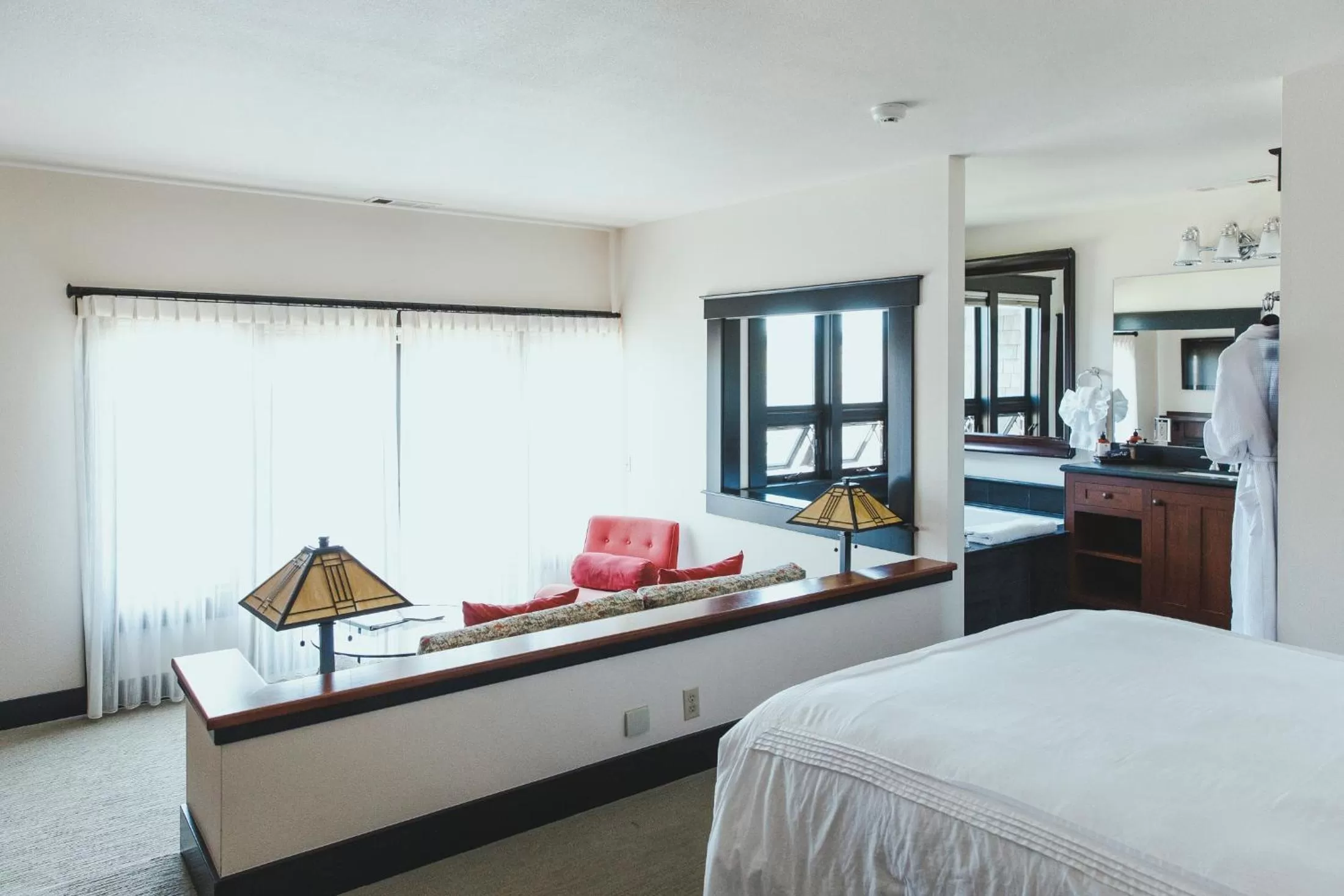 Seating area, Bed in Noyo Harbor Inn
