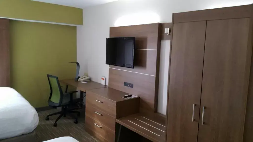 Bedroom, TV/Entertainment Center in Holiday Inn Express Mount Pleasant- Scottdale, an IHG Hotel