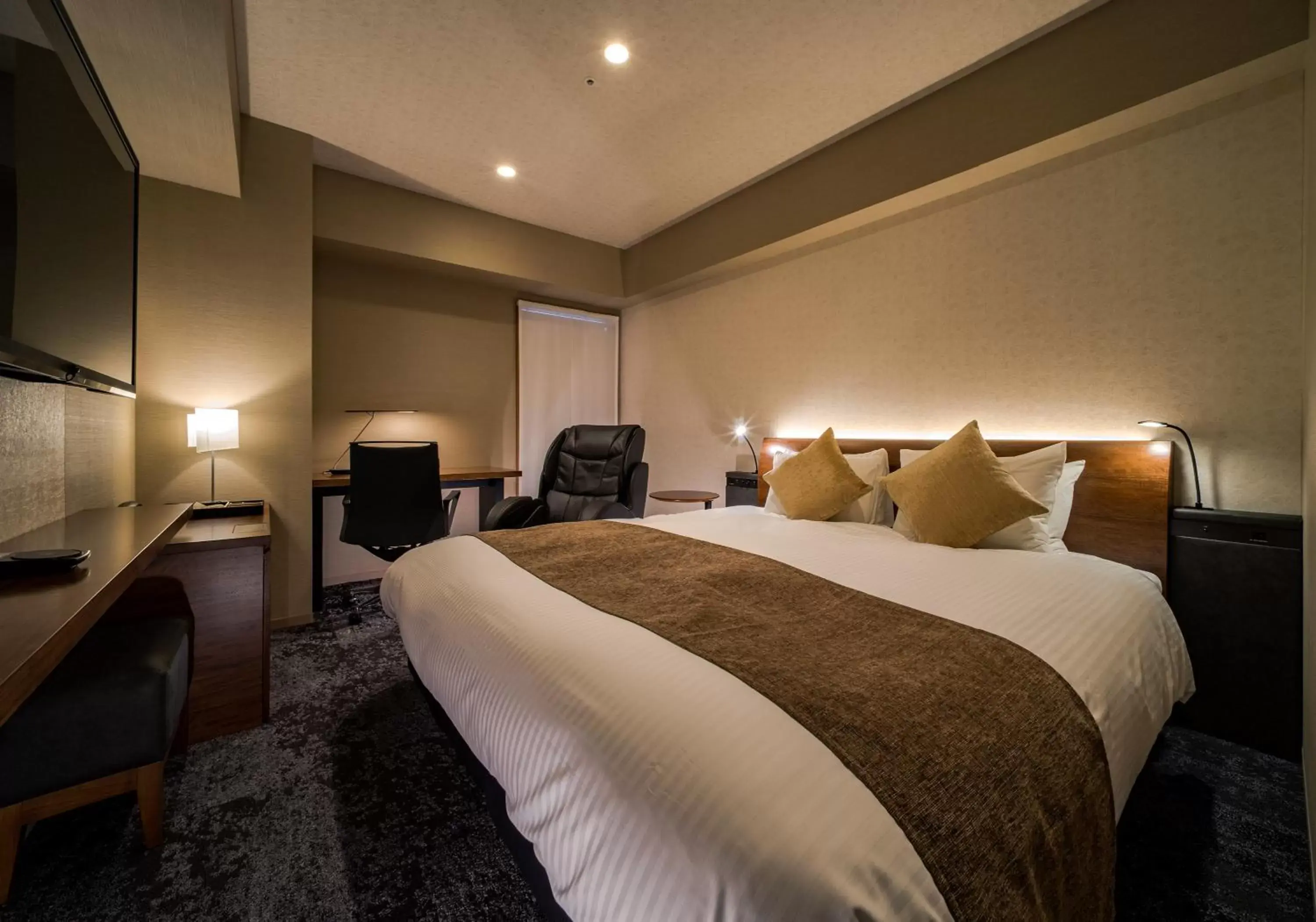 Photo of the whole room, Bed in Daiwa Roynet Hotel Nagoya Taiko dori Side