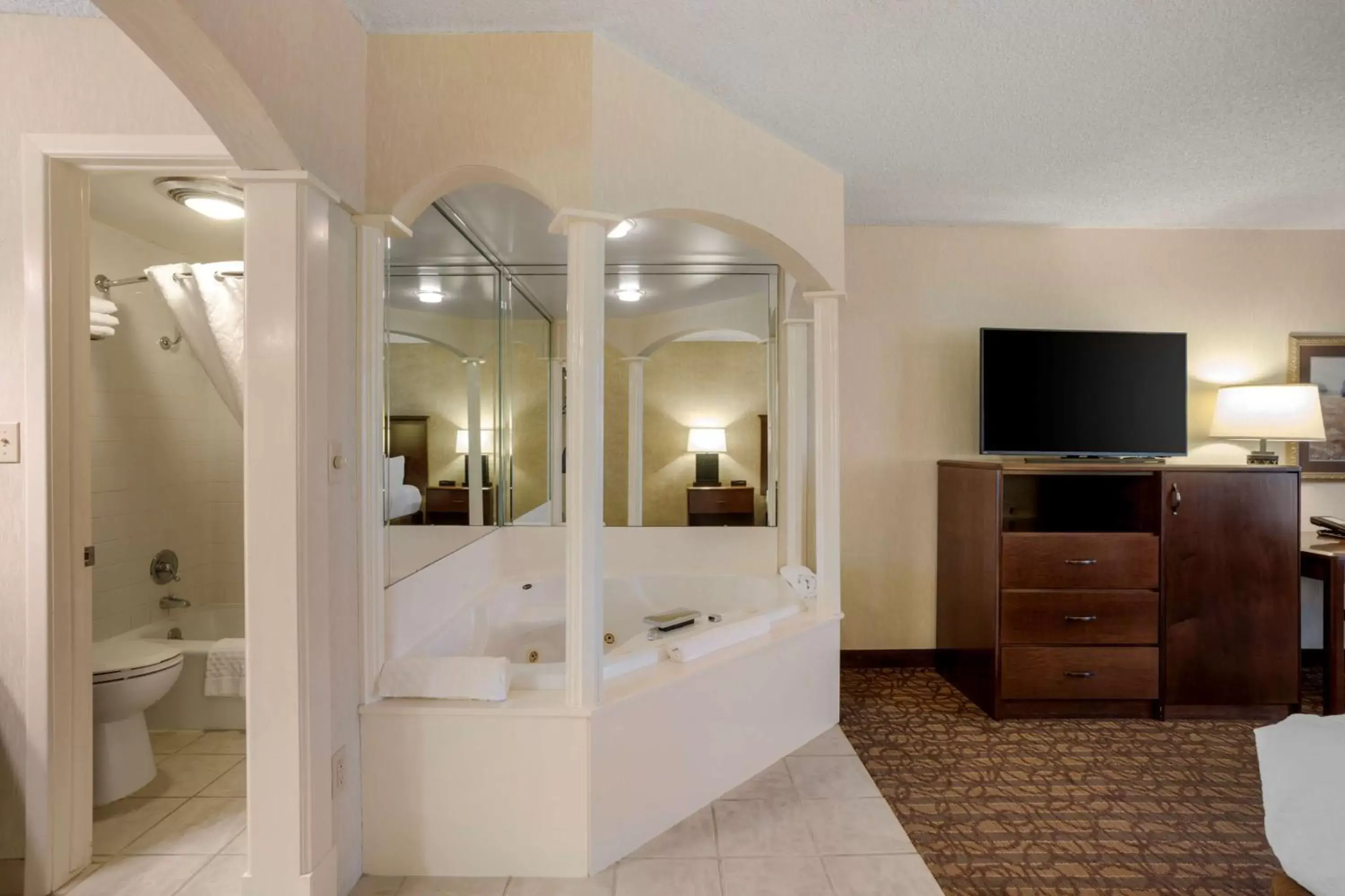 Bedroom, Bathroom in Best Western Inn of the Ozarks