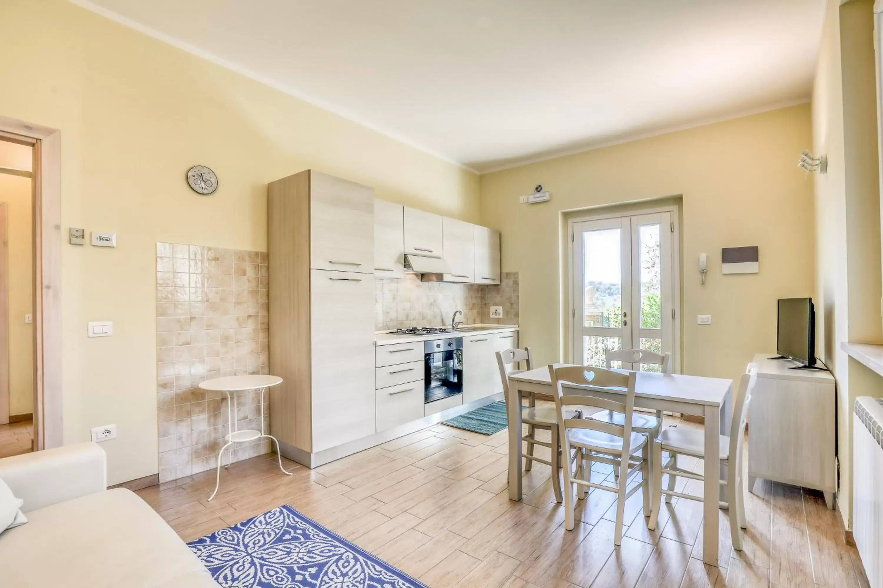 Kitchen or kitchenette, Dining Area in Residence Viviverde