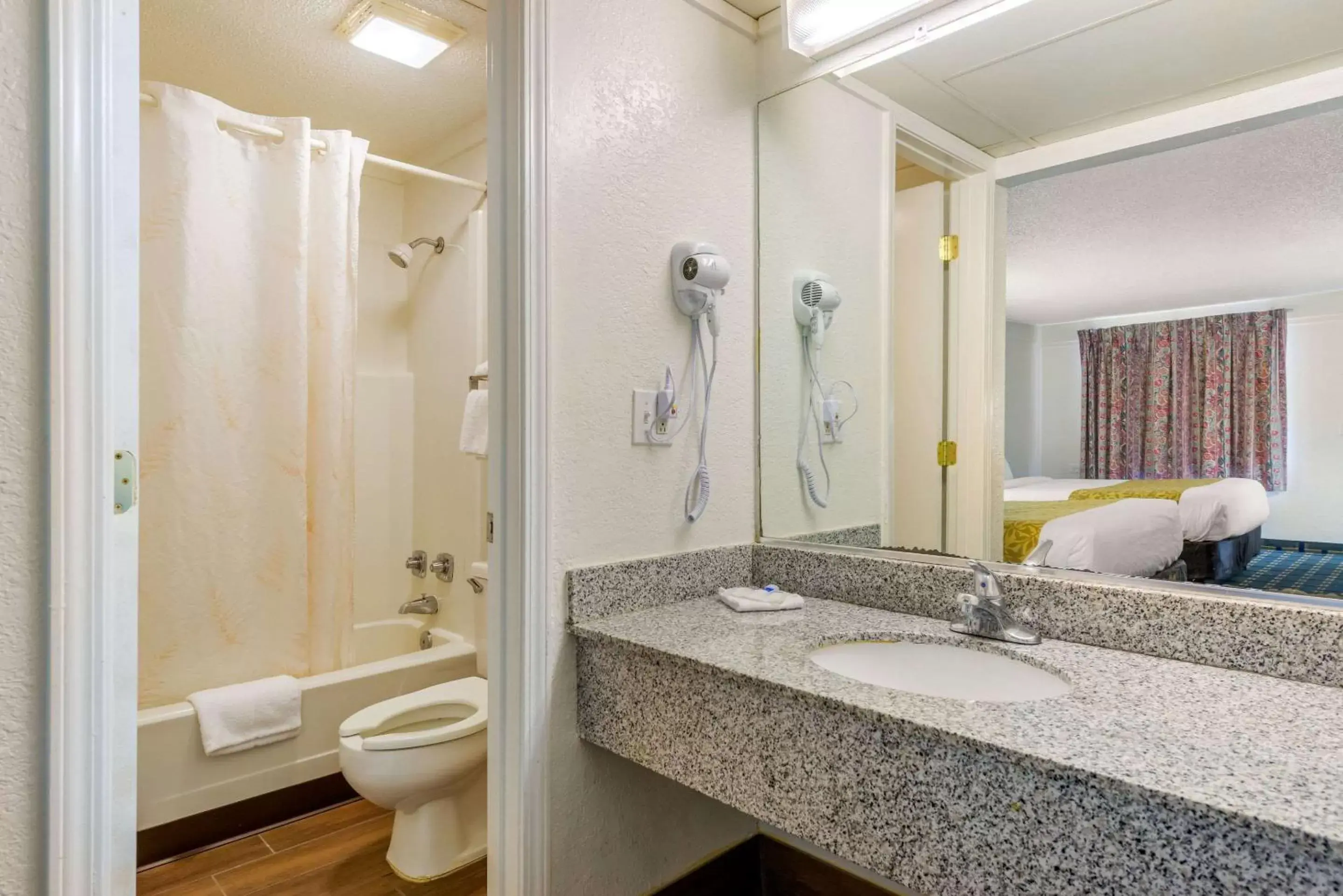 Bedroom, Bathroom in Rodeway Inn Hilliard/Columbus