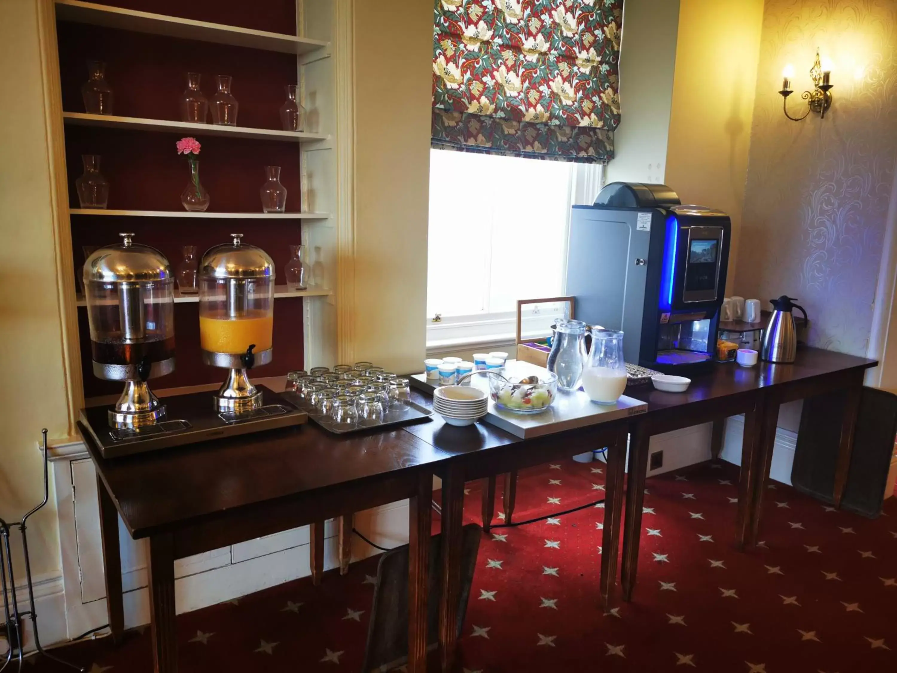 Buffet breakfast, Kitchen/Kitchenette in Cliffden Hotel