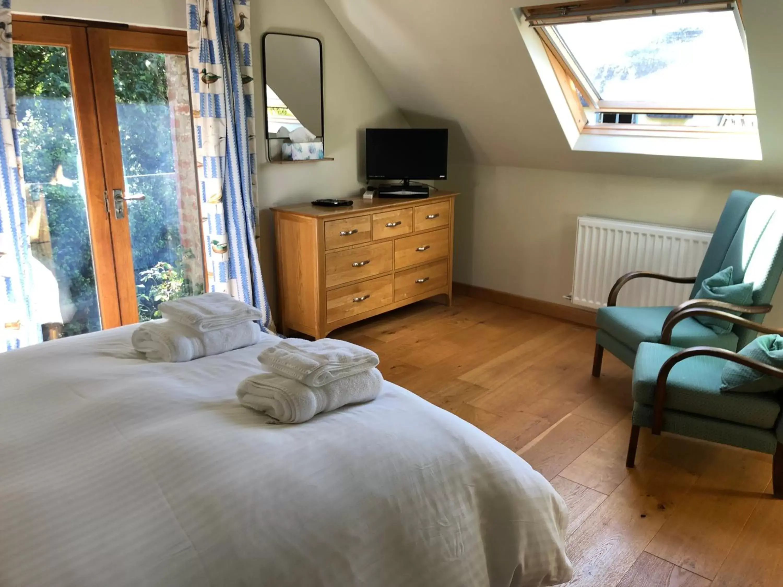 Bedroom, TV/Entertainment Center in Glebe Farm B&B