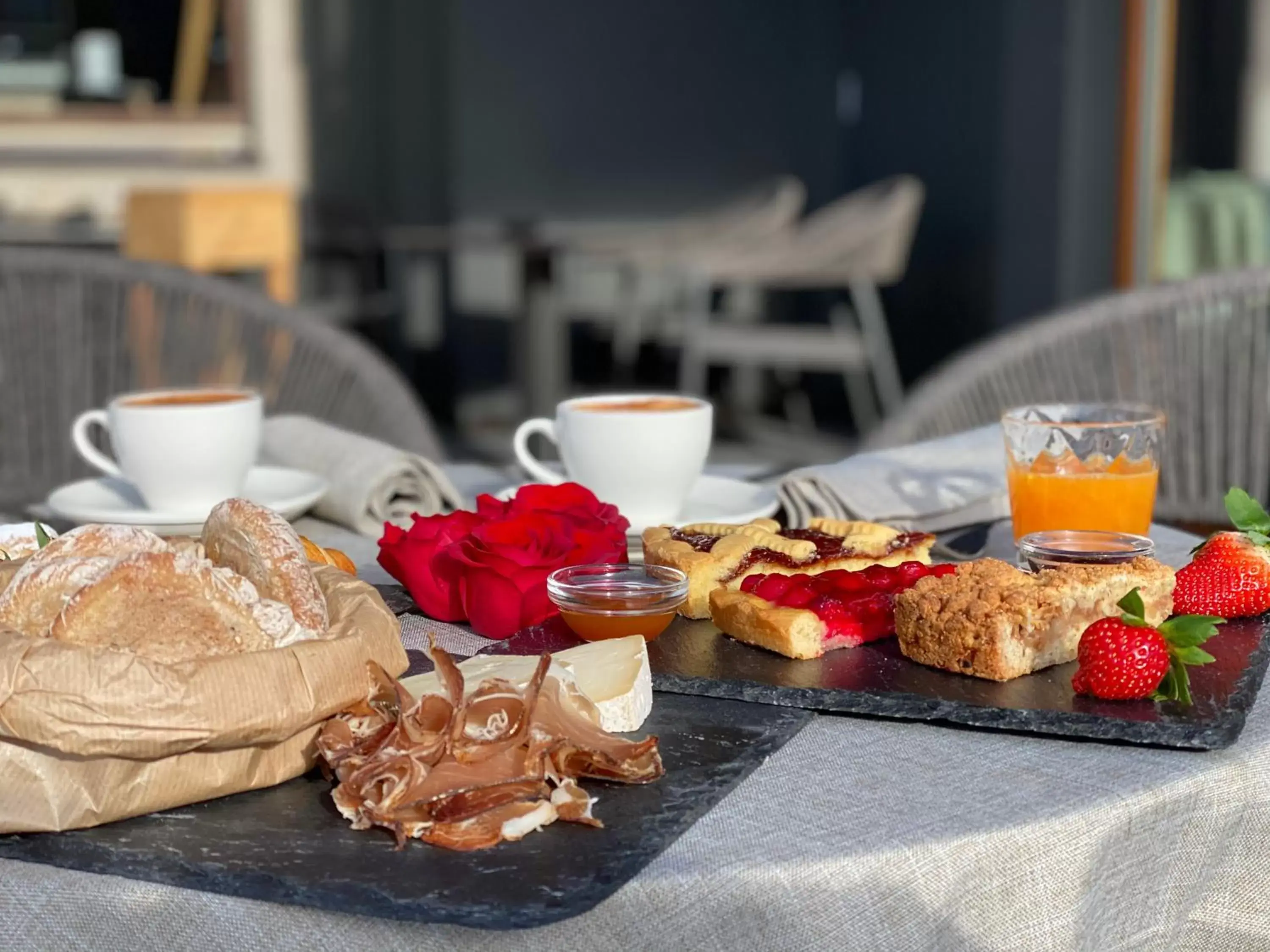 Breakfast in Hotel Chalet Al Foss