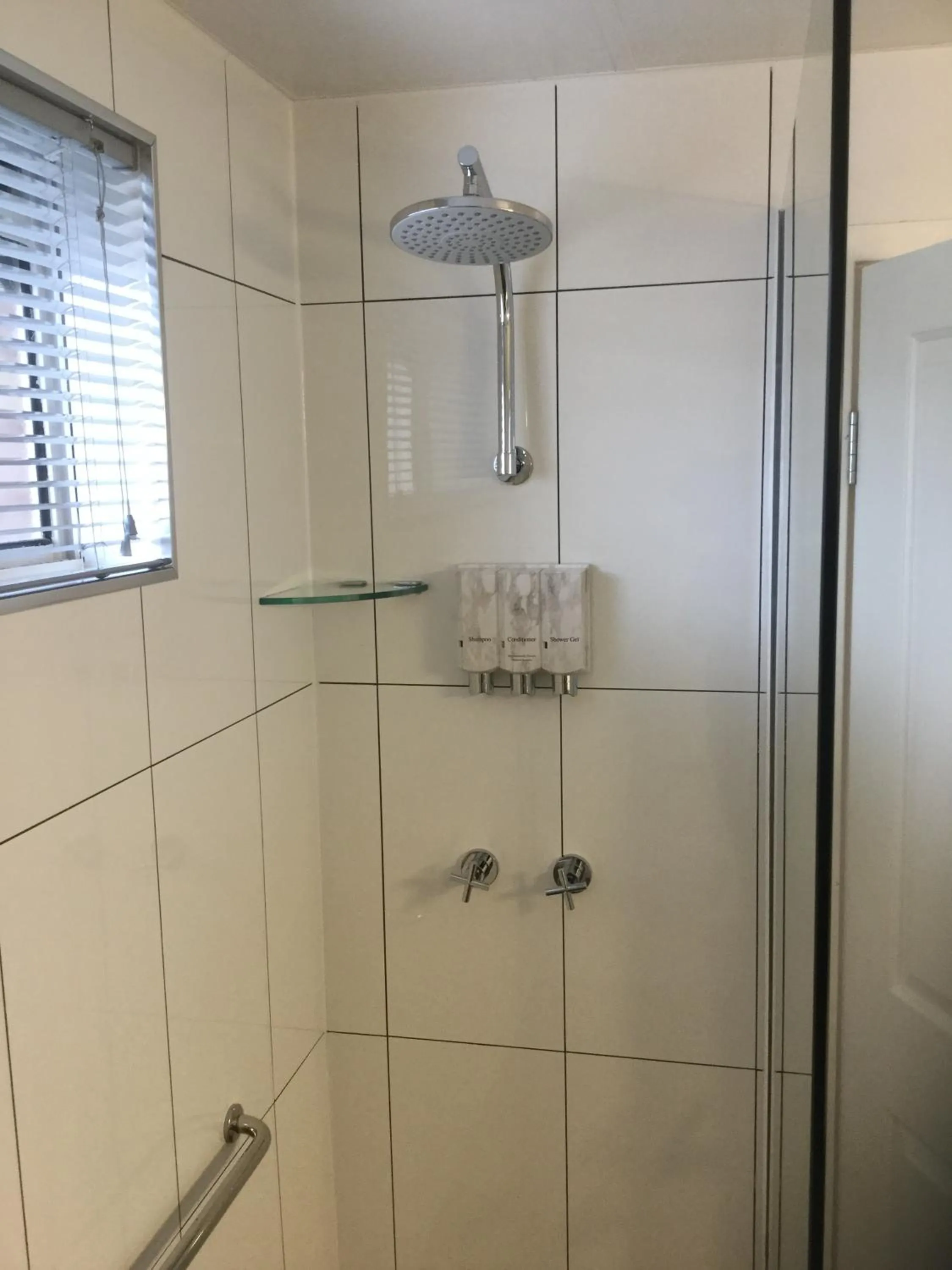 Shower in Albury Townhouse Motel