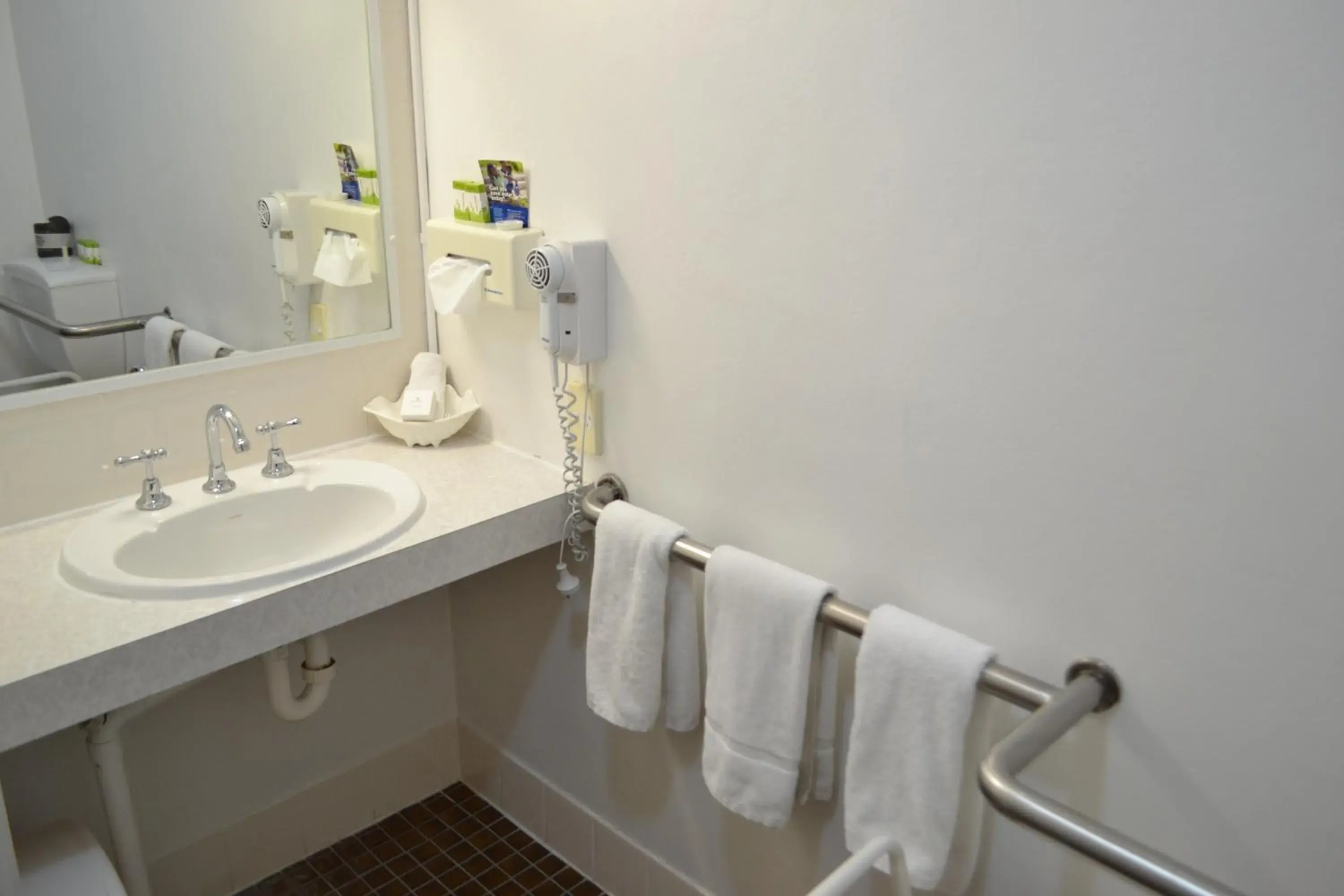 Bathroom in Tamworth Motor Inn & Cabins