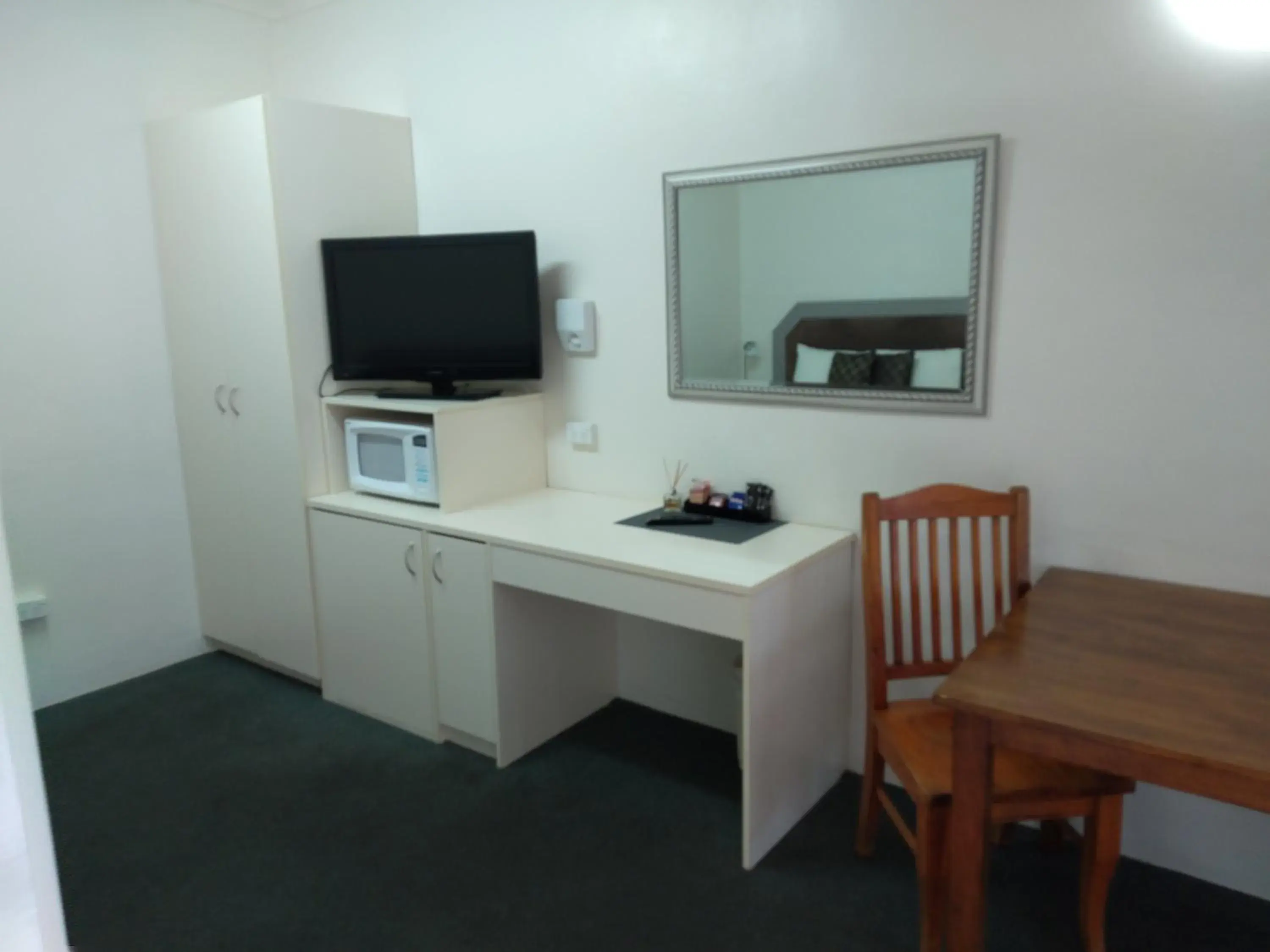 Coffee/tea facilities, TV/Entertainment Center in Inverell Motel