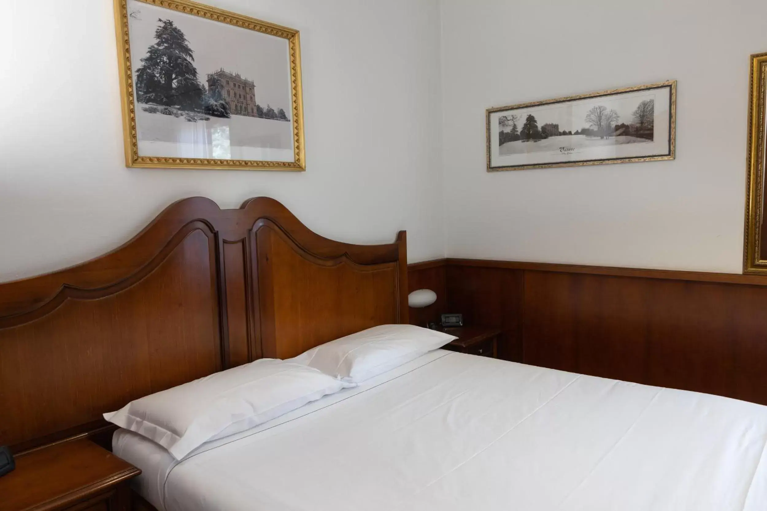 Bedroom, Bed in Hotel Ungheria Varese 1946