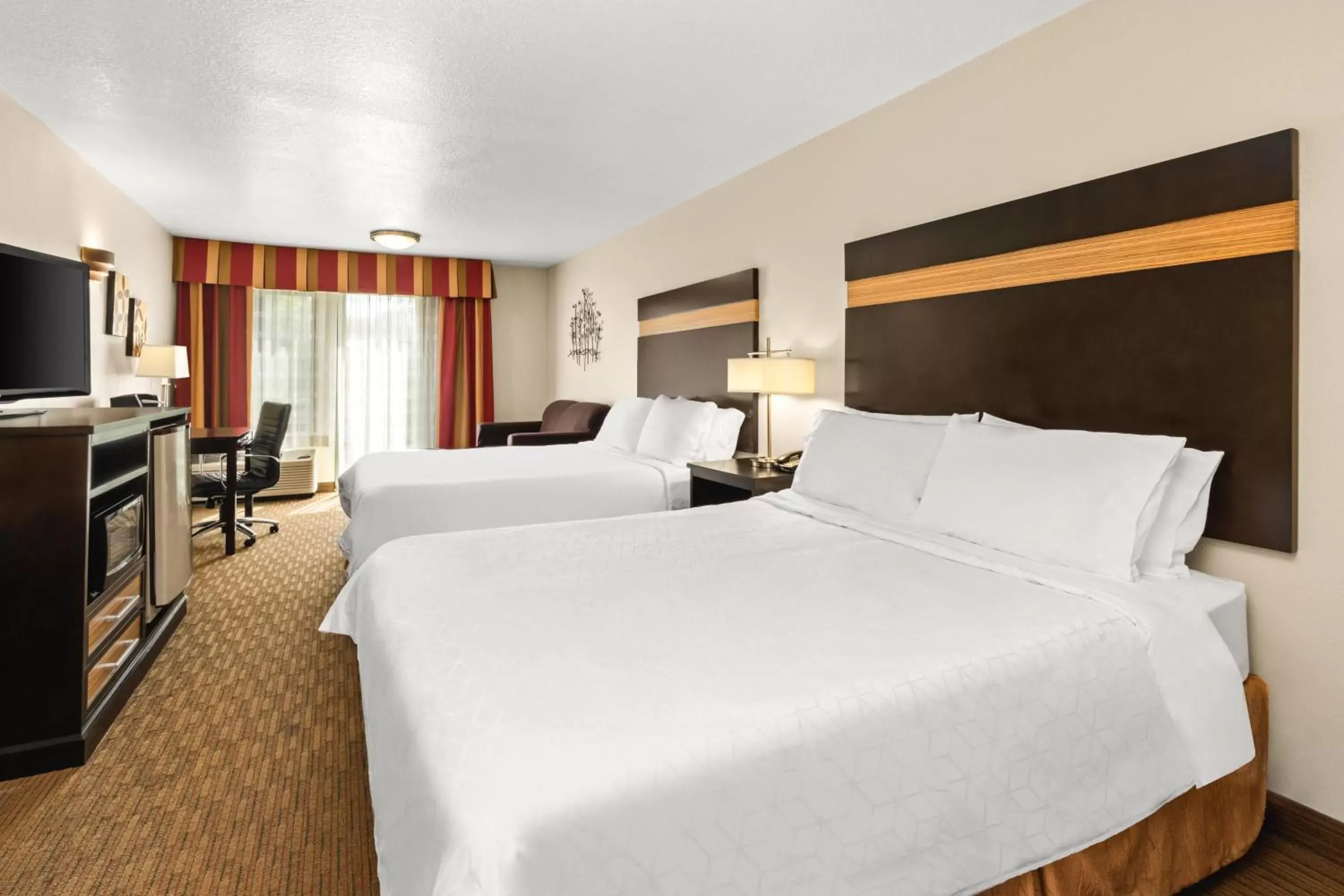 Photo of the whole room, Bed in Holiday Inn Express Portland SE - Clackamas Area, an IHG Hotel