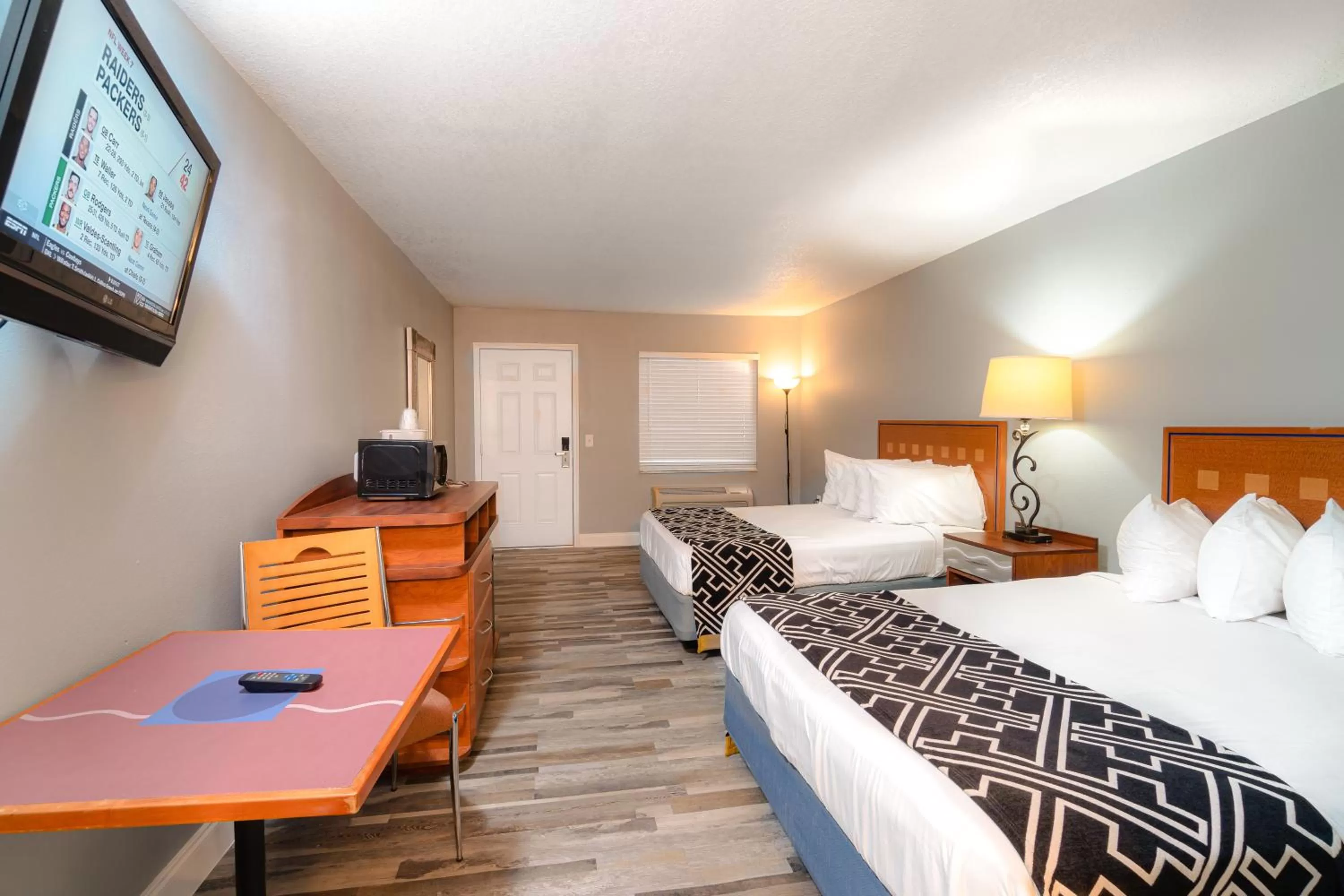 Bedroom, Bed in Sunshine Inn